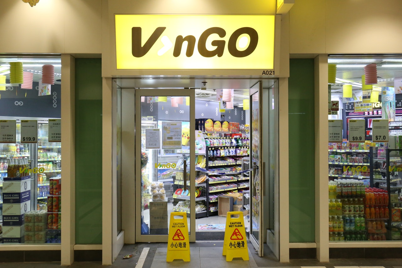 一名男子持刀闖入晴朗商場一便利店,劫去2000元現金。(楊婉婷攝) 一名男子持刀闖入晴朗商場一便利店,劫去2000元現金。(楊婉婷攝)