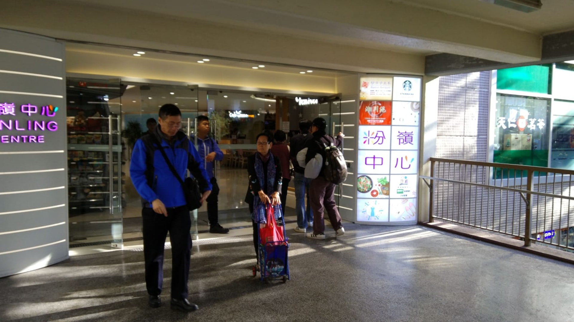 如今商場的自動玻璃門要以手動推開(受訪者提供) 如今商場的自動玻璃門要以手動推開(受訪者提供)