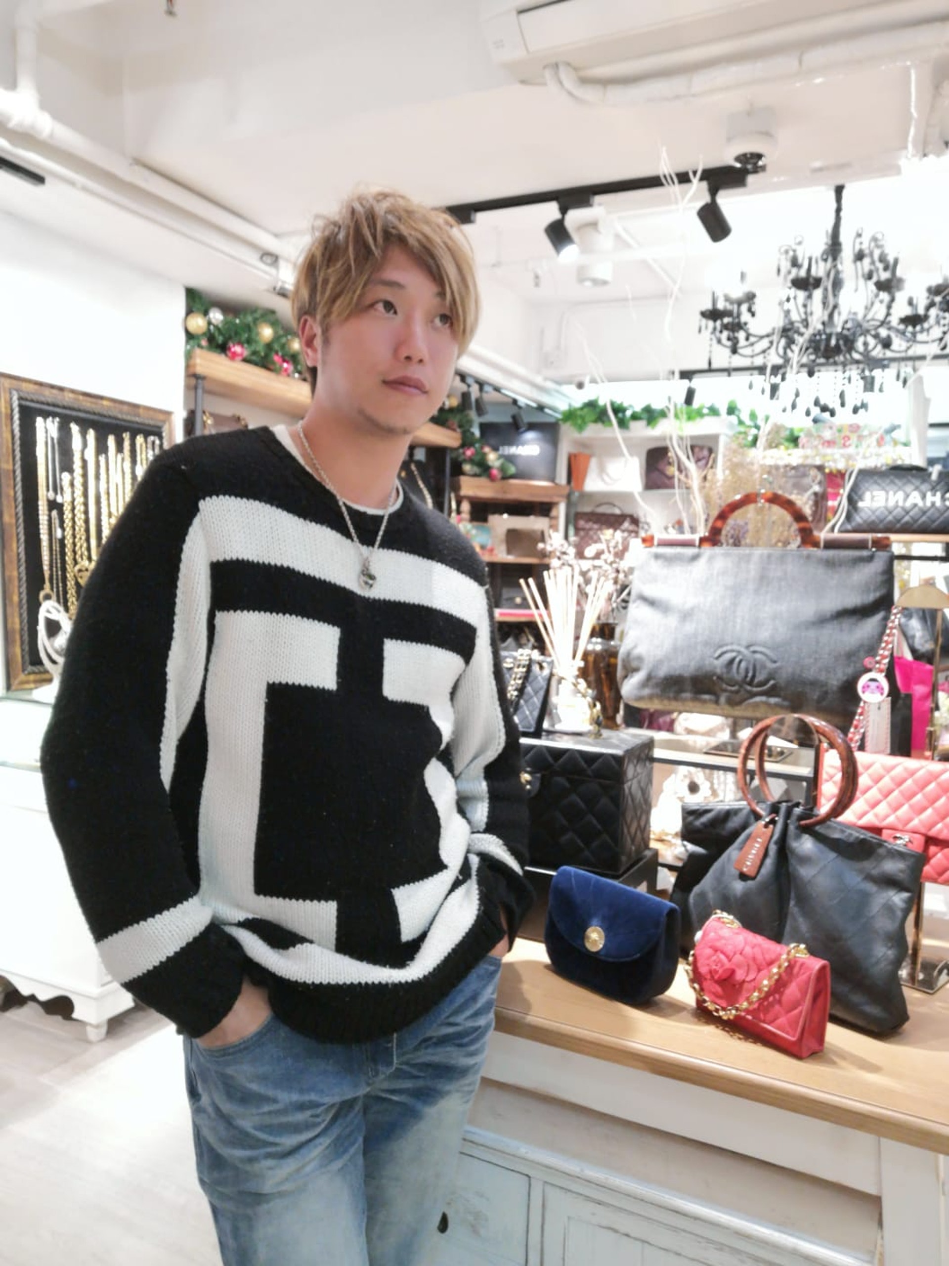 於日本回流香港的Lovintage店主子健熟悉Chanel Vintage的背景、年份資料,開店3年,首一年創立網站,其後一年創立實體店,並與日本專業鑑定師合作鑑定手袋真假。(受訪者提供) 於日本回流香港的Lovintage店主子健熟悉Chanel Vintage的背景、年份資料,開店3年,首一年創立網站,其後一年創立實體店,並與日本專業鑑定師合作鑑定手袋真假。(受訪者提供)
