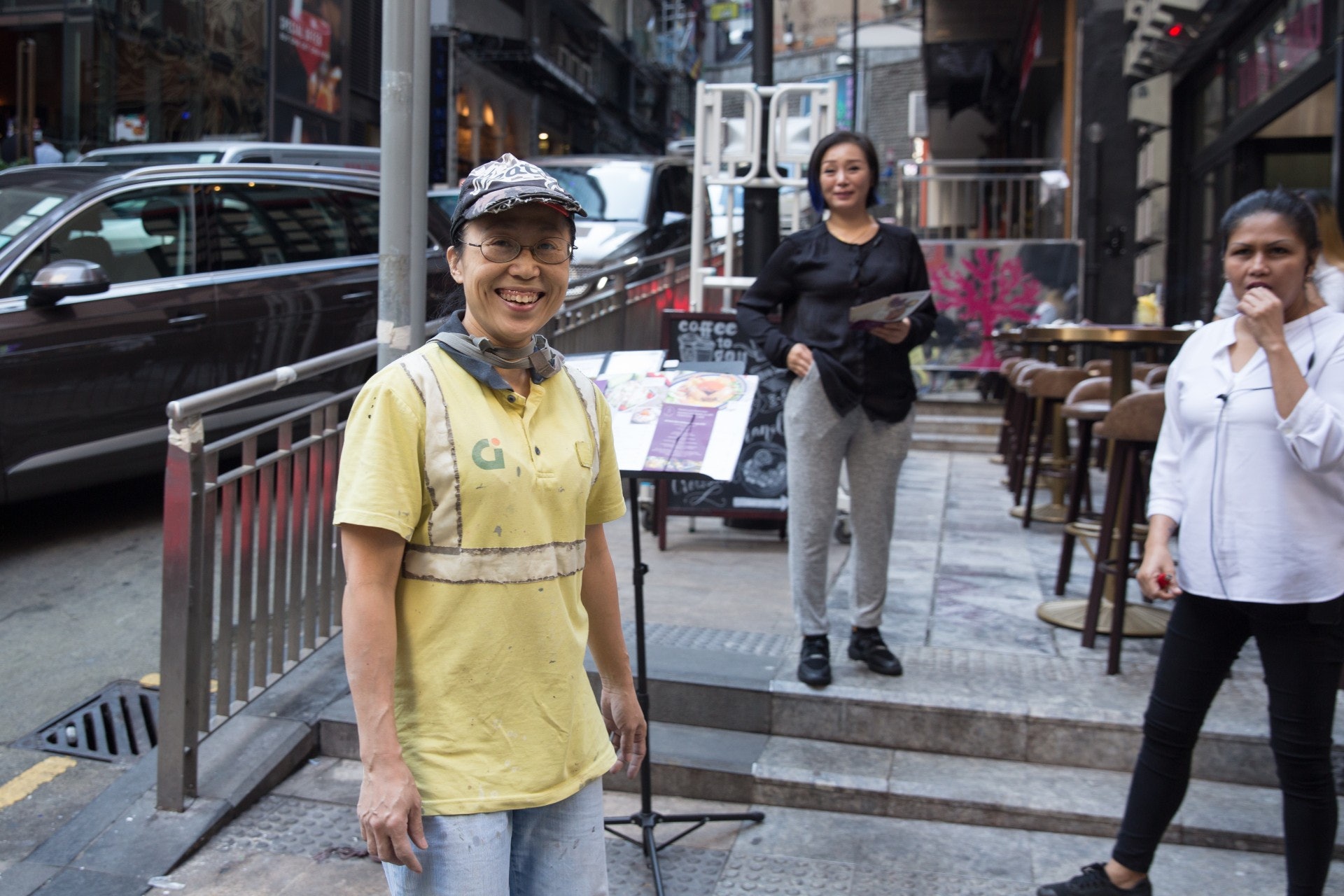走過橫街窄巷,宇紅不時與商戶職員用簡單英語打招呼。原來她過去幾年經常在這區工作,附近不少酒吧、商鋪都是她有份興建,早已與附近的酒吧員工成為了好朋友。(林若勤攝) 走過橫街窄巷,宇紅不時與商戶職員用簡單英語打招呼。原來她過去幾年經常在這區工作,附近不少酒吧、商鋪都是她有份興建,早已與附近的酒吧員工成為了好朋友。(林若勤攝)