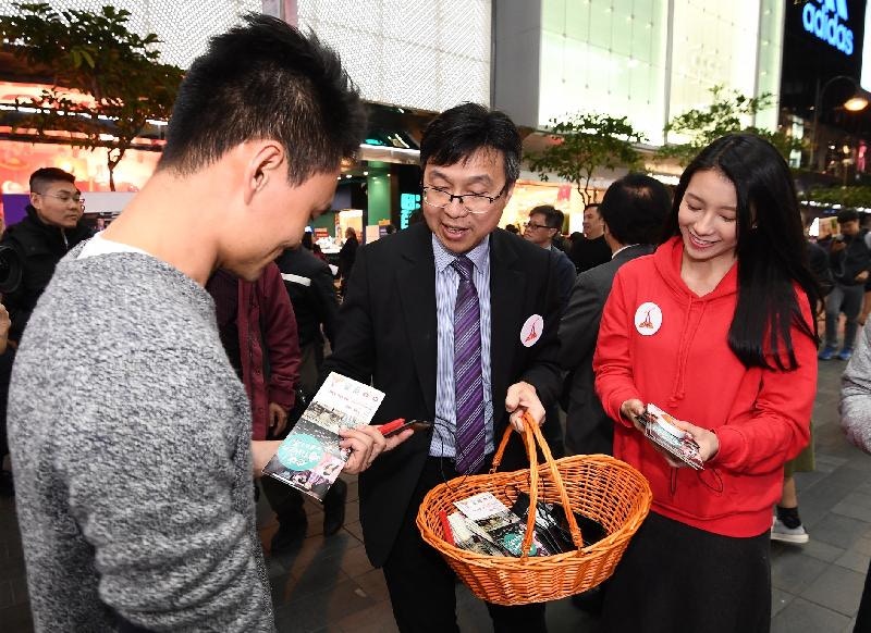 禁毒常務委員會主席張建良醫生（中）指，吸食可卡因和大麻的人數上升，對未來吸毒趨勢有何影響，需要密切監察。（政府新聞處相片）