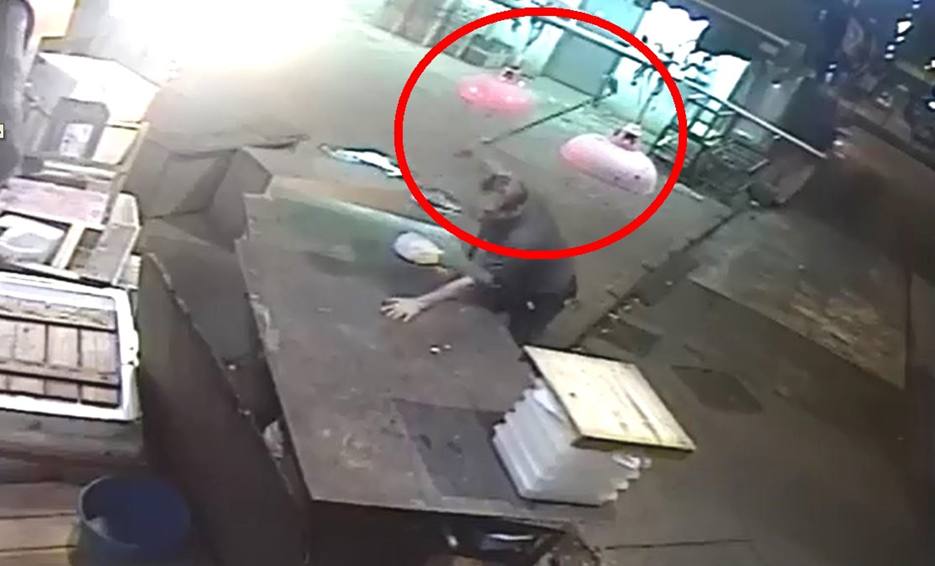 男子持棍追打旺仔。(影片截圖) 男子持棍追打旺仔。(影片截圖)