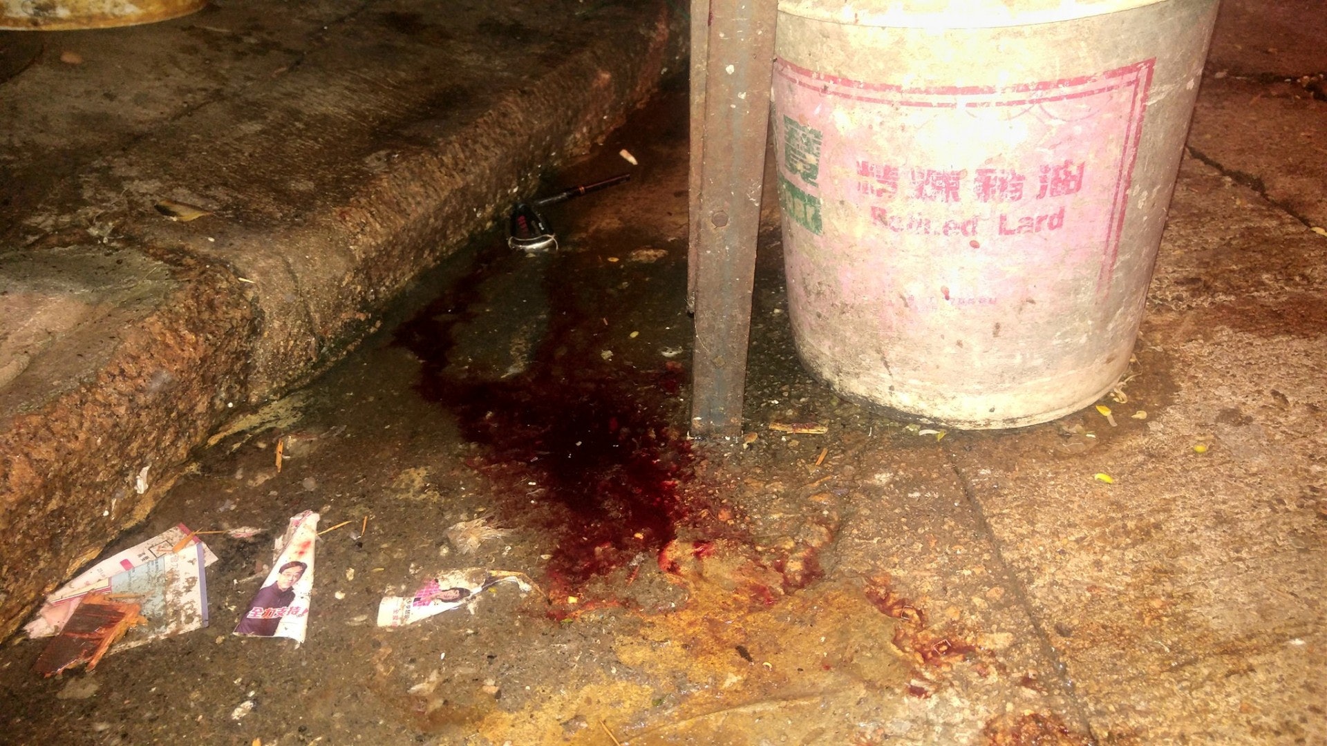 事後地上遺下一灘血漬。(互聯網) 事後地上遺下一灘血漬。(互聯網)