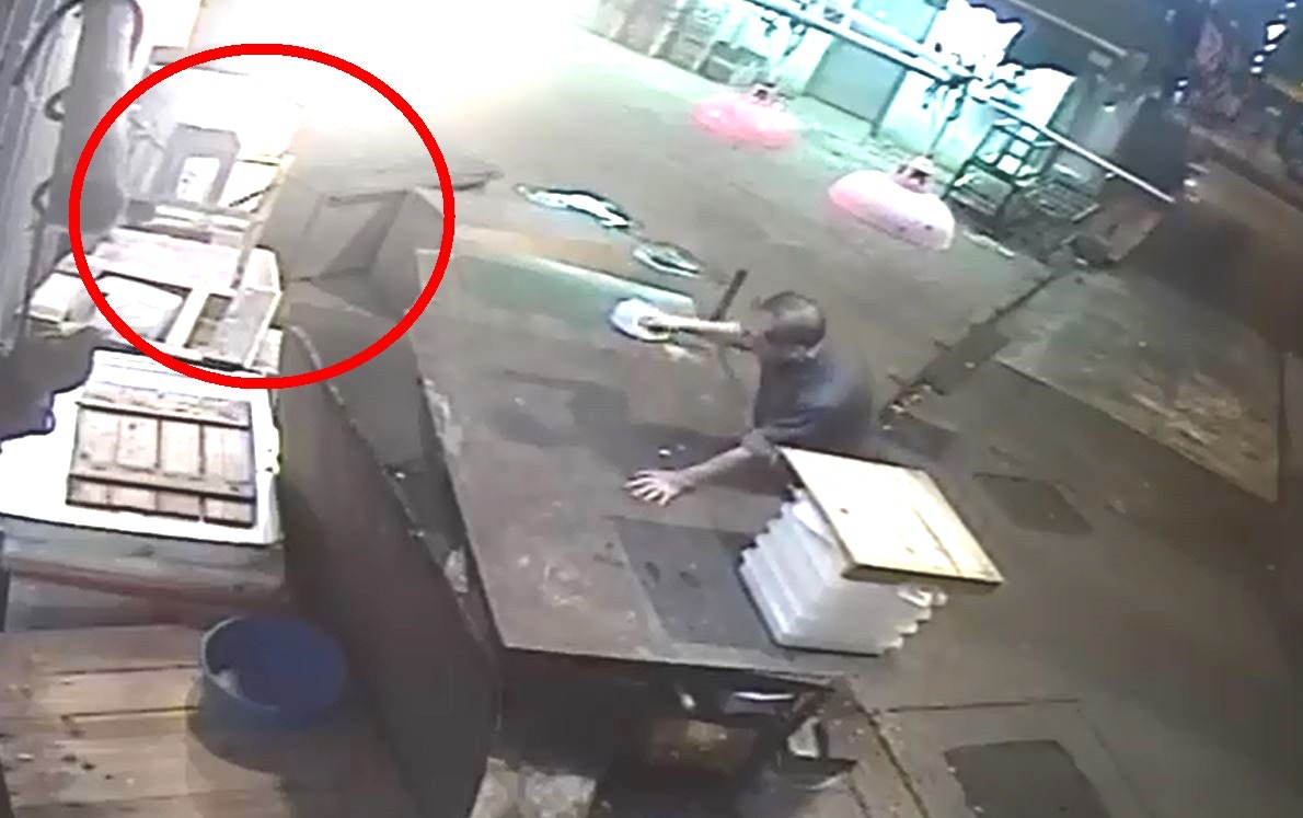 男子一度疑因太大力「甩手」,其後拾回哥爾夫球棍繼續襲擊旺仔。(互聯網) 男子一度疑因太大力「甩手」,其後拾回哥爾夫球棍繼續襲擊旺仔。(互聯網)