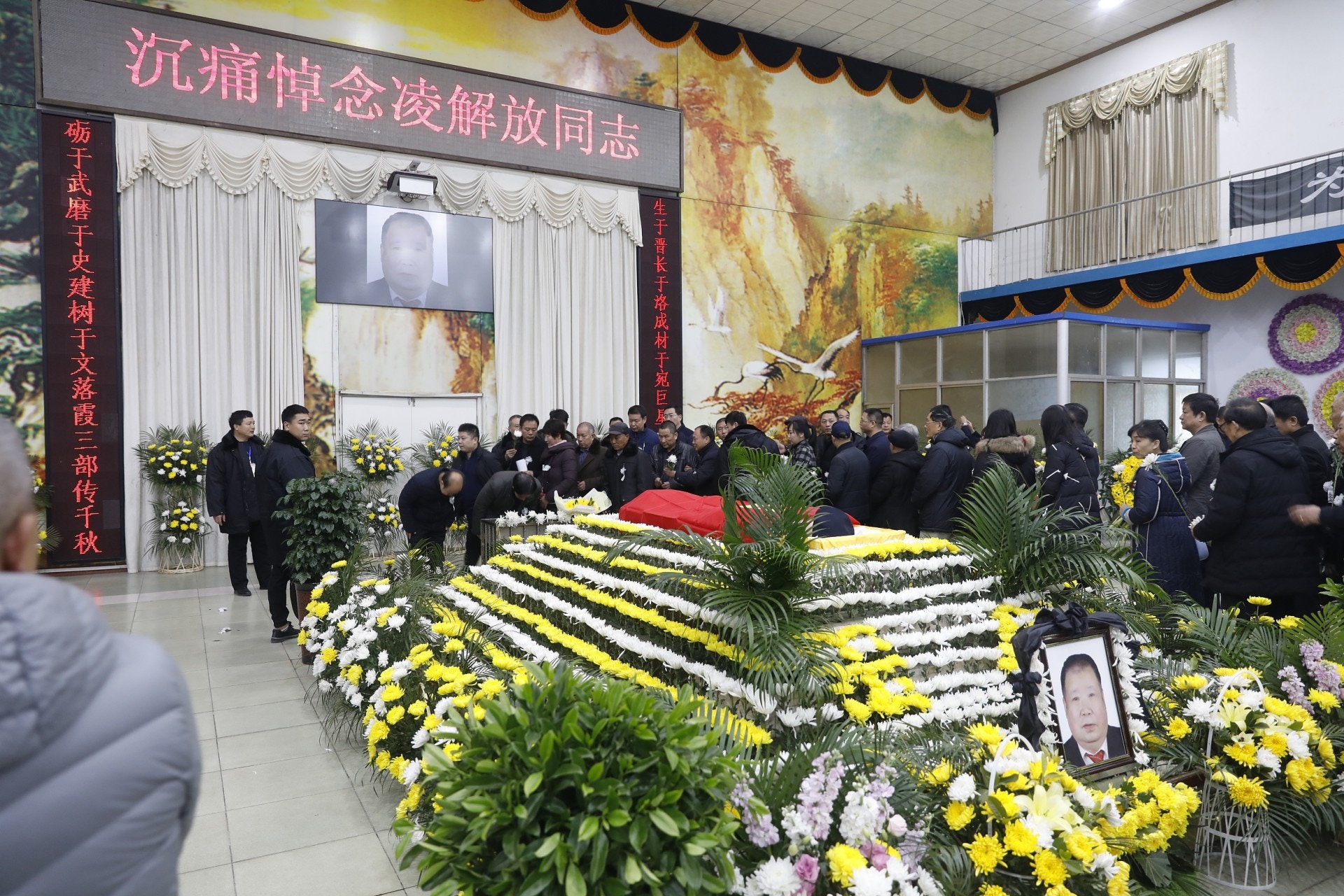 二月河逝世 追悼會在河南南陽舉行中宣部等官方機構送花圈