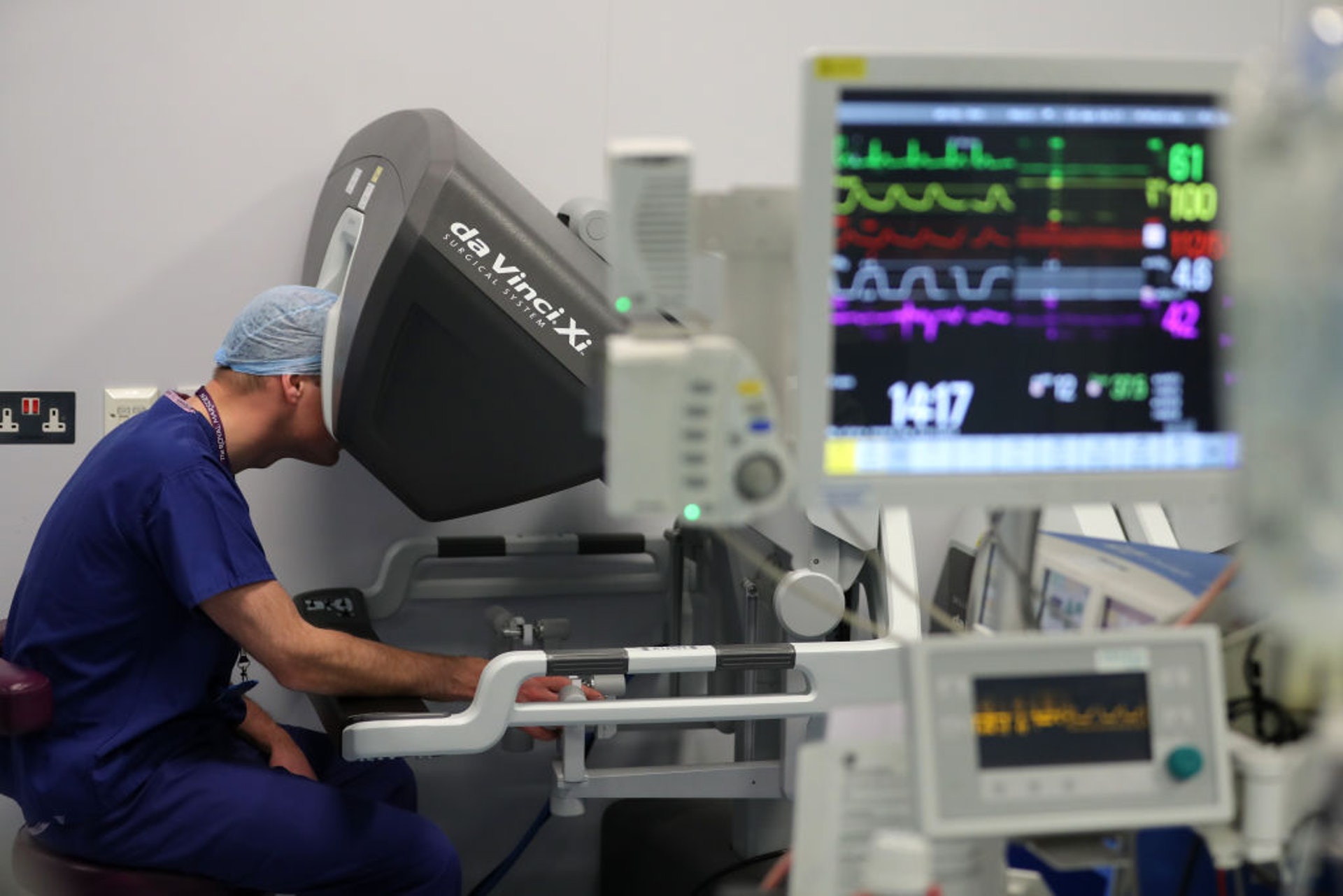 機械輔助手術(Robot Assisted Surgery),其中一部稱為達文西外科手術系統的裝置,這套系統在近年愈來愈多國家和地區,包括香港使用。(Getty Images) 機械輔助手術(Robot Assisted Surgery),其中一部稱為達文西外科手術系統的裝置,這套系統在近年愈來愈多國家和地區,包括香港使用。(Getty Images)