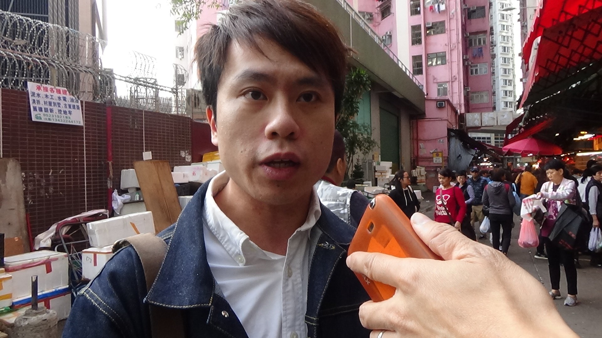 立法會議員鄺俊宇表示,會立刻去信警務處,並到場搜集街坊意見。(林振華攝) 立法會議員鄺俊宇表示,會立刻去信警務處,並到場搜集街坊意見。(林振華攝)