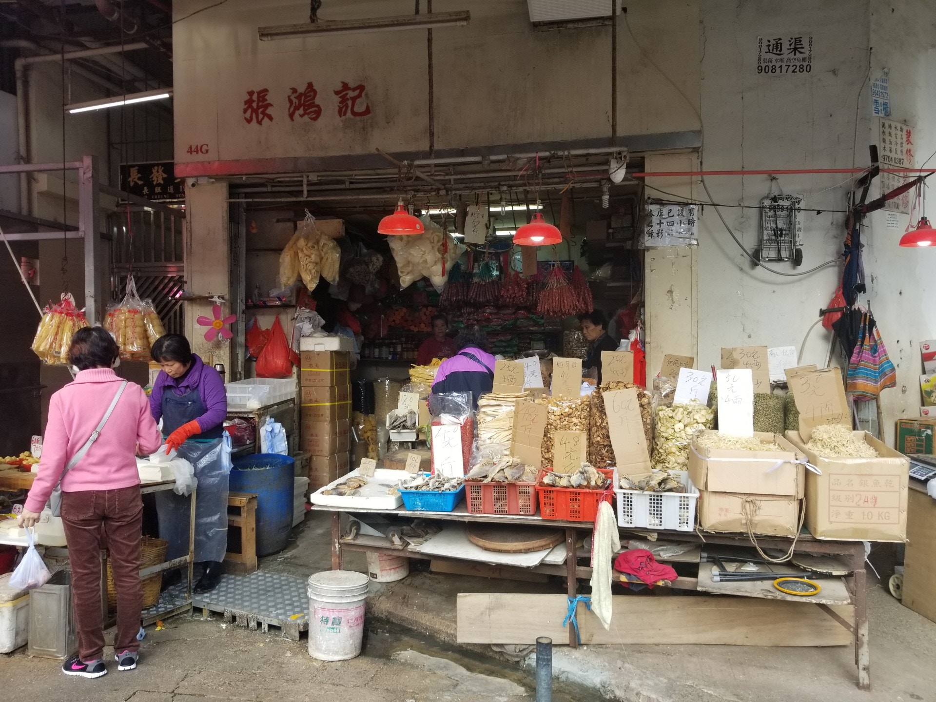 張鴻記負責人是旺仔的主人。(林振華攝) 張鴻記負責人是旺仔的主人。(林振華攝)