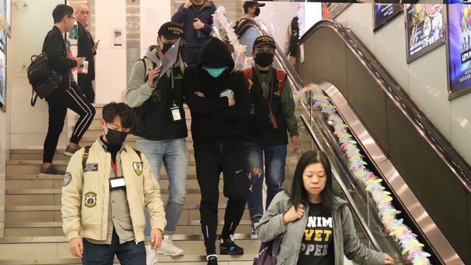 【威嚇健身】海關拘旺角健身中心職員 迫買24萬元會藉 【威嚇健身】海關拘旺角健身中心職員 迫買24萬元會藉