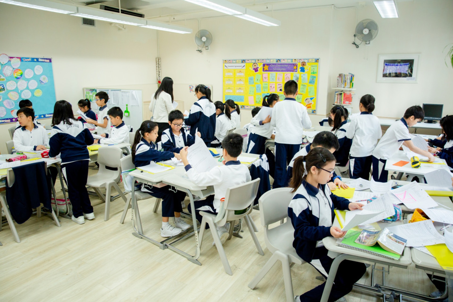 課室的桌椅方便移動,每間課室也會按不同的需要攏放桌椅。 課室的桌椅方便移動,每間課室也會按不同的需要攏放桌椅。