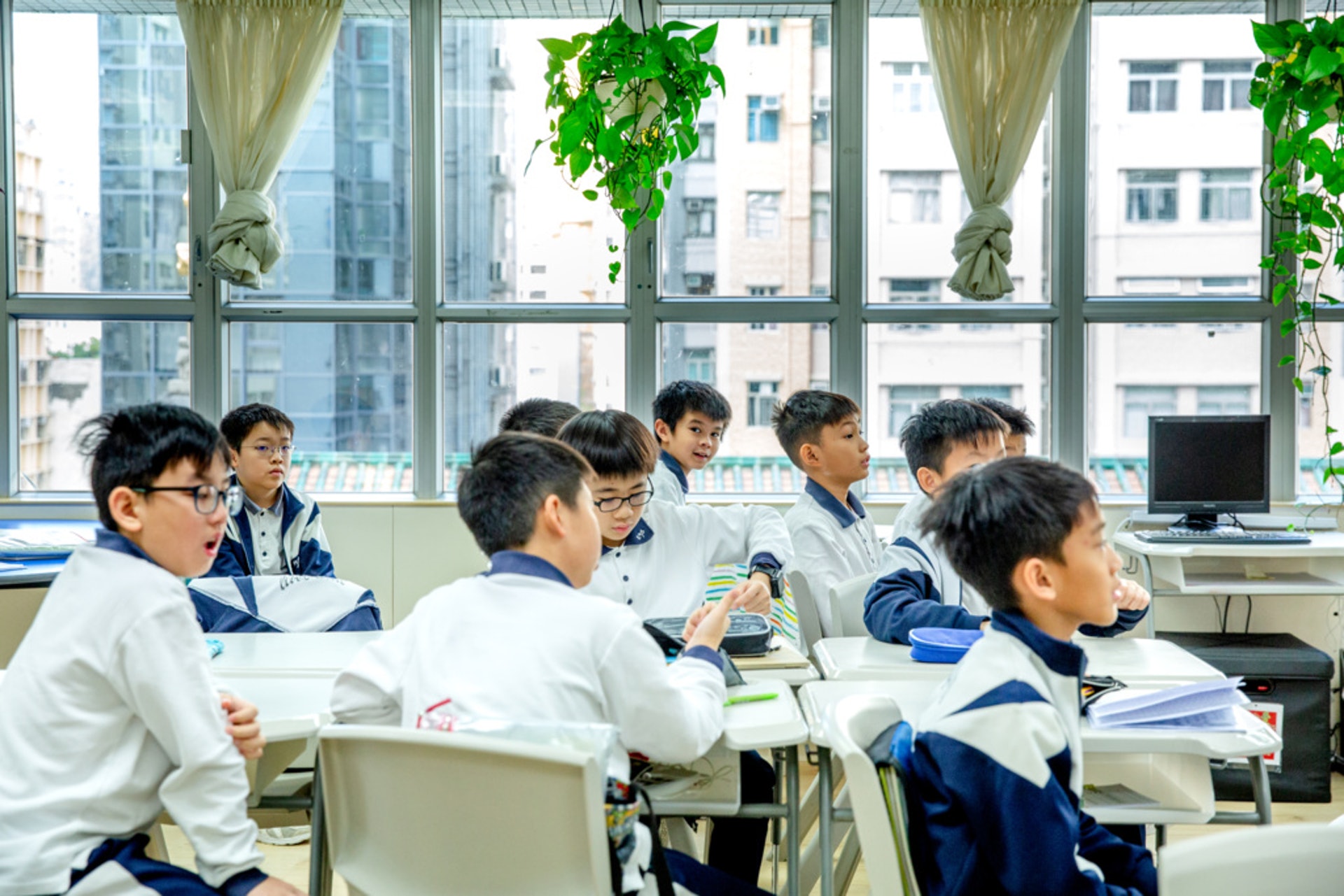 課室的桌椅方便移動,每間課室也會按不同的需要攏放桌椅。 課室的桌椅方便移動,每間課室也會按不同的需要攏放桌椅。