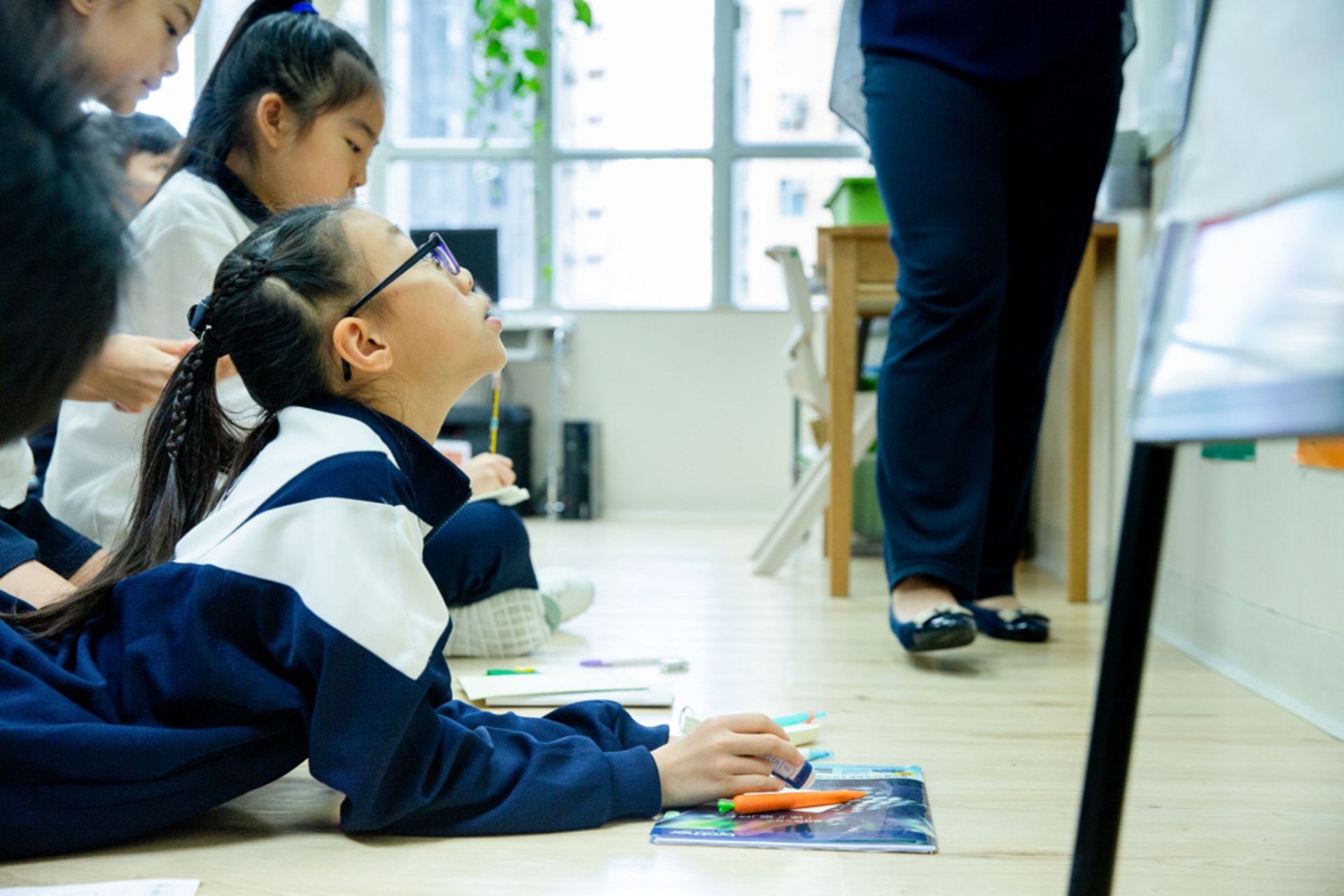 學生亦可以選擇不在座位上聽課,以自己最舒適的方法上課。 學生亦可以選擇不在座位上聽課,以自己最舒適的方法上課。
