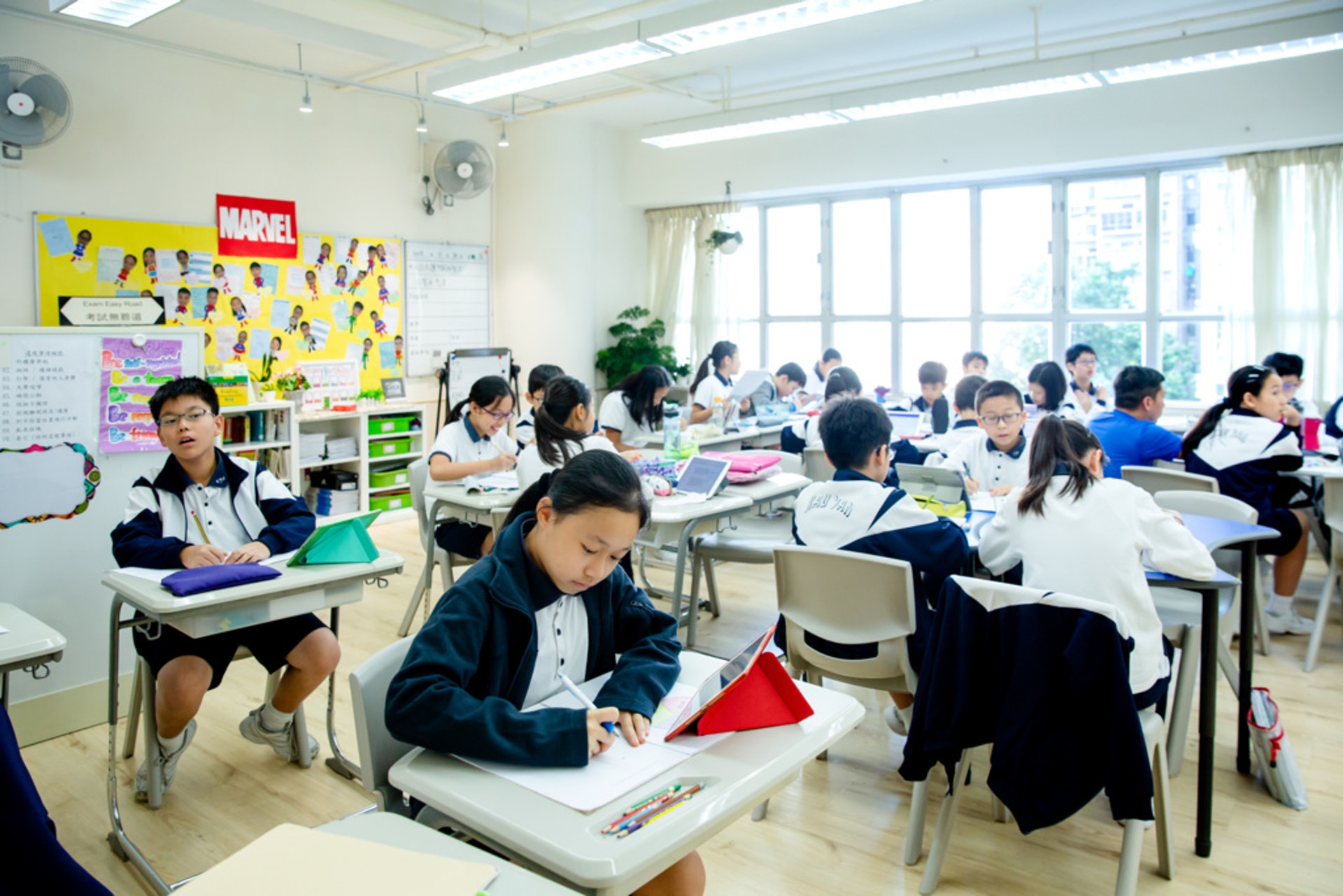 課室的桌椅方便移動,每間課室也會按不同的需要攏放桌椅。 課室的桌椅方便移動,每間課室也會按不同的需要攏放桌椅。