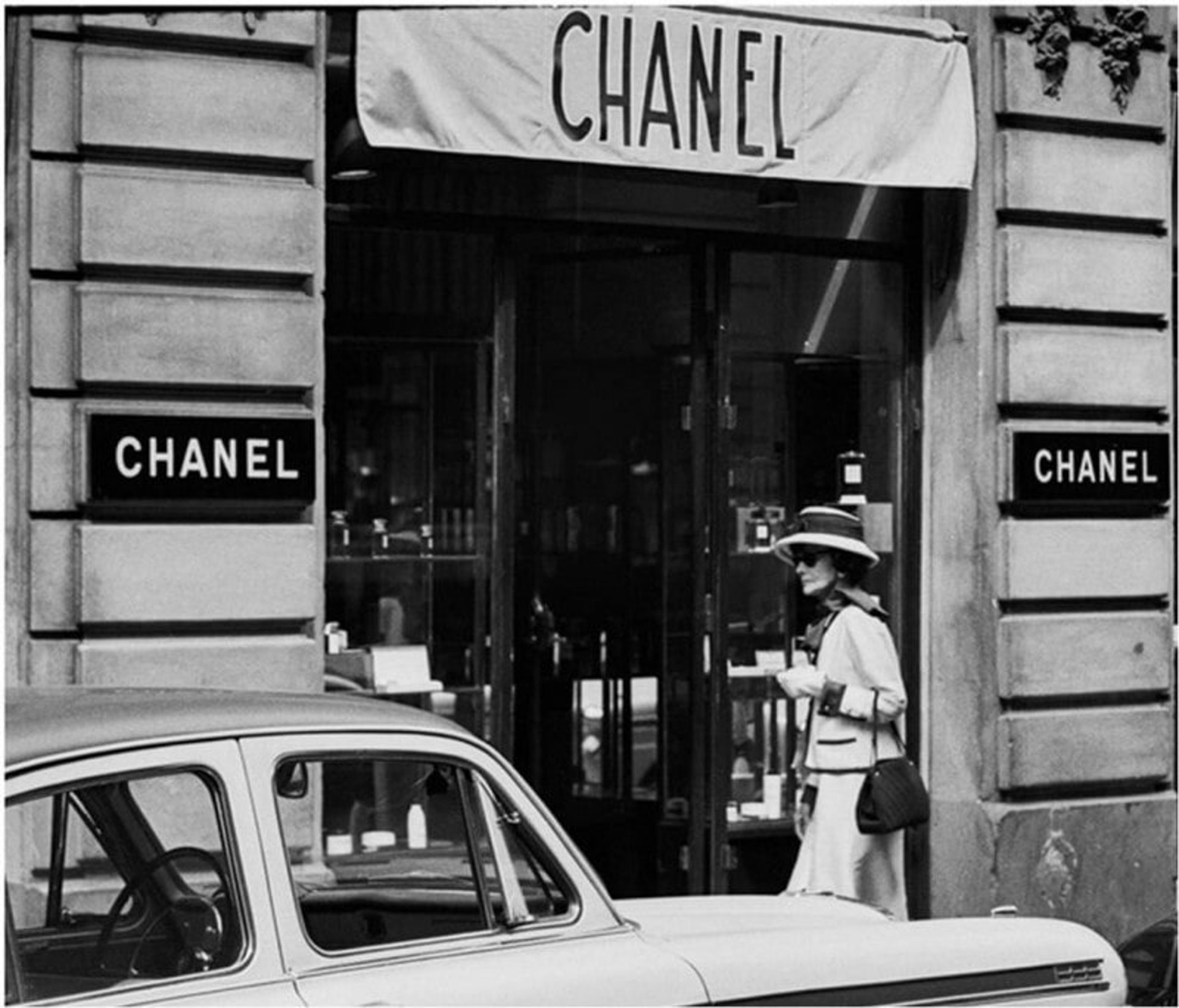 1)Chanel首間店不賣衣服也不賣包:第一間Chanel店舖是在1910年於巴黎的31 Rue Cambon開幕,當時賣的不是服裝,而是帽子。而且該地址今天仍在營業。COCO憑着非凡的針線技巧,縫製出一頂又一頂款式簡潔耐看的帽子。對已經厭倦了花巧的飾邊的女士們來說,Chanel簡潔、舒適的帽子對她們來說是非常新鮮好看的商品。(世界高級品) 1)Chanel首間店不賣衣服也不賣包:第一間Chanel店舖是在1910年於巴黎的31 Rue Cambon開幕,當時賣的不是服裝,而是帽子。而且該地址今天仍在營業。COCO憑着非凡的針線技巧,縫製出一頂又一頂款式簡潔耐看的帽子。對已經厭倦了花巧的飾邊的女士們來說,Chanel簡潔、舒適的帽子對她們來說是非常新鮮好看的商品。(世界高級品)