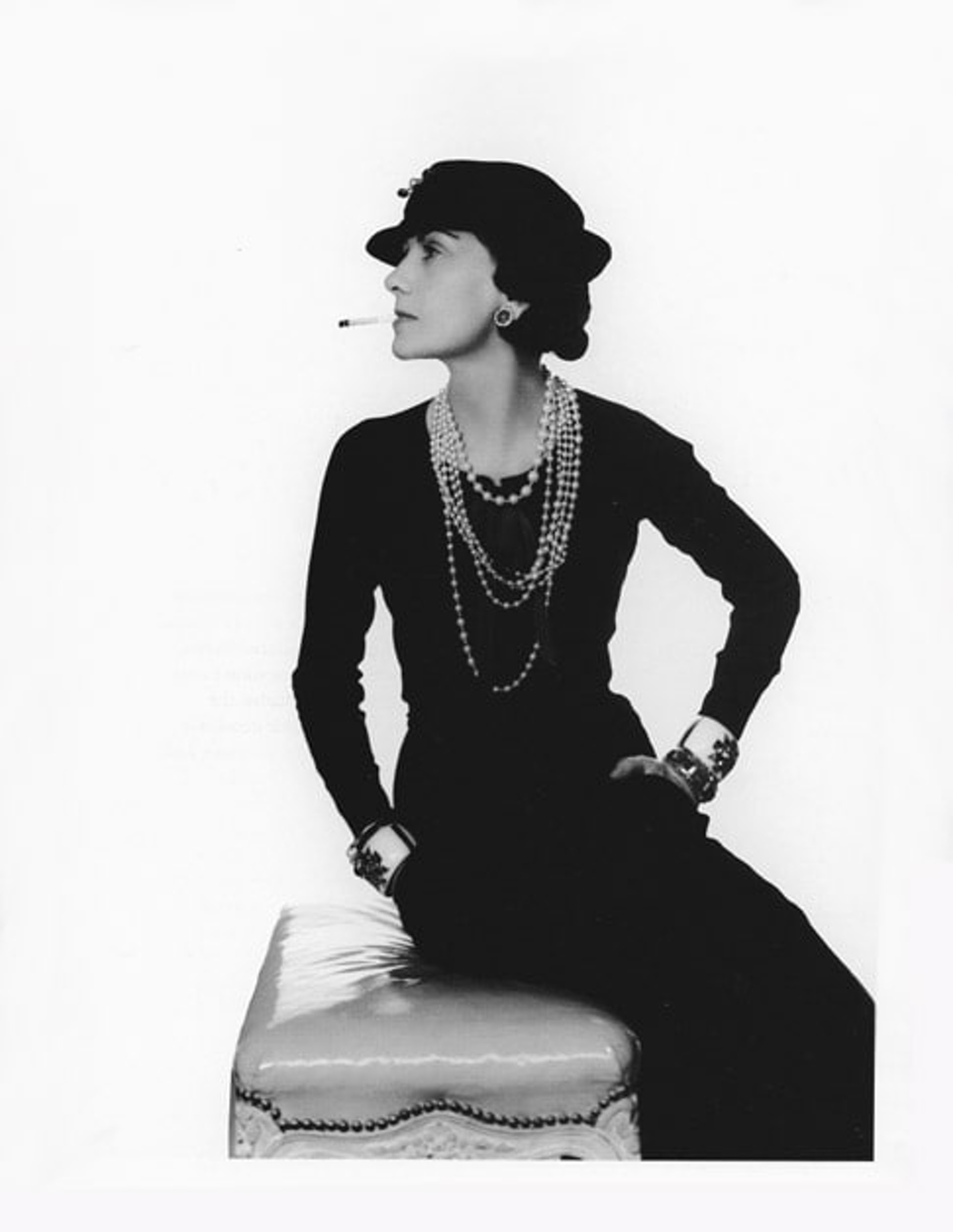 2)Coco Chanel並不是一位設計師:Coco Chanel 原名為Gabrielle Bonheur Chanel。在Coco Chanel小姐22歲那年 ,她當上咖啡屋歌手並起了藝名 Coco,在不同的歌廳和咖啡屋賣唱維生。(世界高級品) 2)Coco Chanel並不是一位設計師:Coco Chanel 原名為Gabrielle Bonheur Chanel。在Coco Chanel小姐22歲那年 ,她當上咖啡屋歌手並起了藝名 Coco,在不同的歌廳和咖啡屋賣唱維生。(世界高級品)