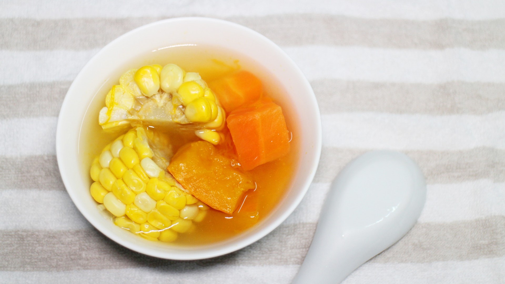 【秋冬湯水食譜】南瓜粟米紅蘿蔔湯 潤肺益氣兼美顏 【秋冬湯水食譜】南瓜粟米紅蘿蔔湯 潤肺益氣兼美顏