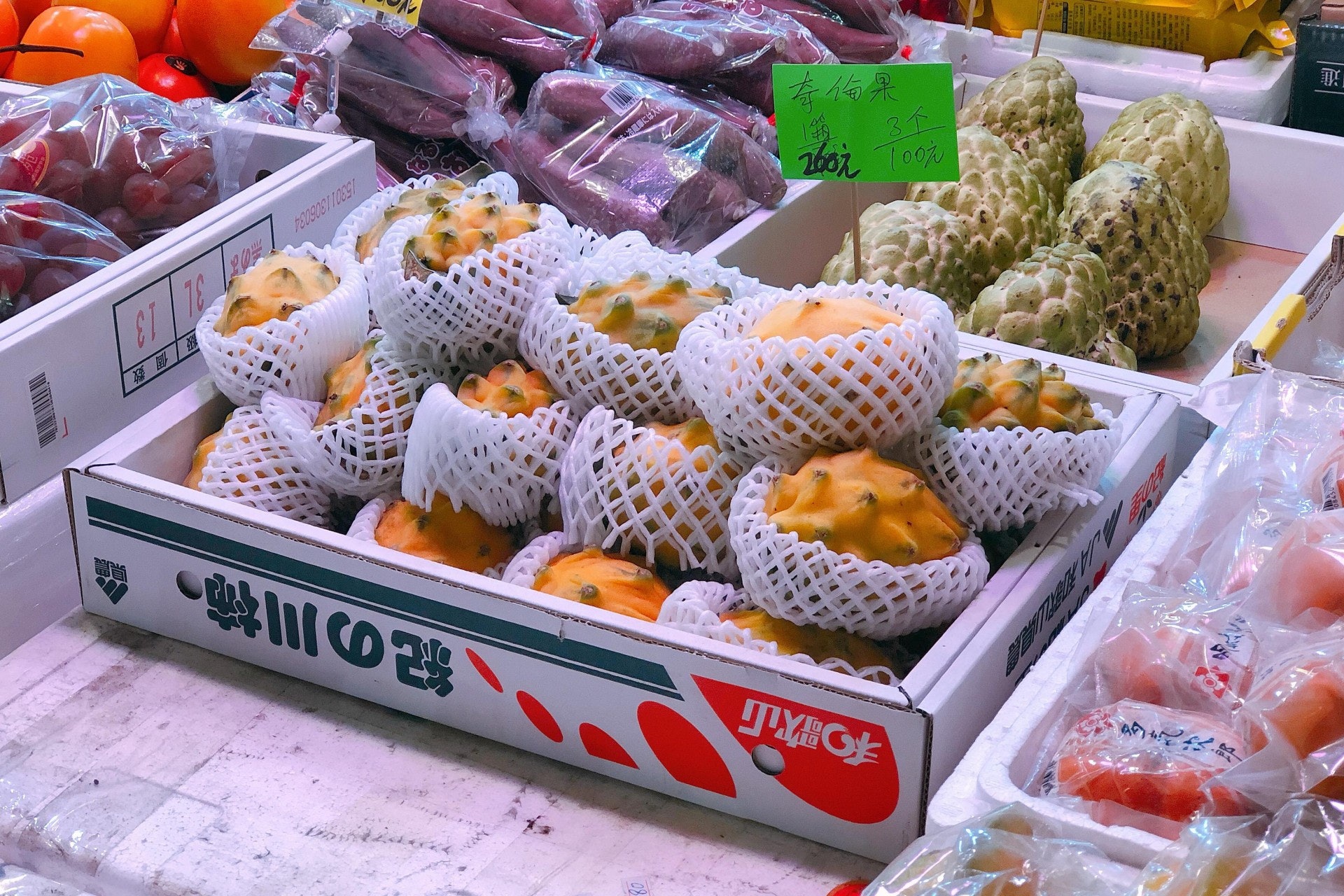 厄瓜多爾麒麟果的果釘較圓較鈍,沒哥倫比亞種那樣尖,而價格也相對便宜,日前在果欄只售$100三個。(鄧穎琪攝) 厄瓜多爾麒麟果的果釘較圓較鈍,沒哥倫比亞種那樣尖,而價格也相對便宜,日前在果欄只售$100三個。(鄧穎琪攝)