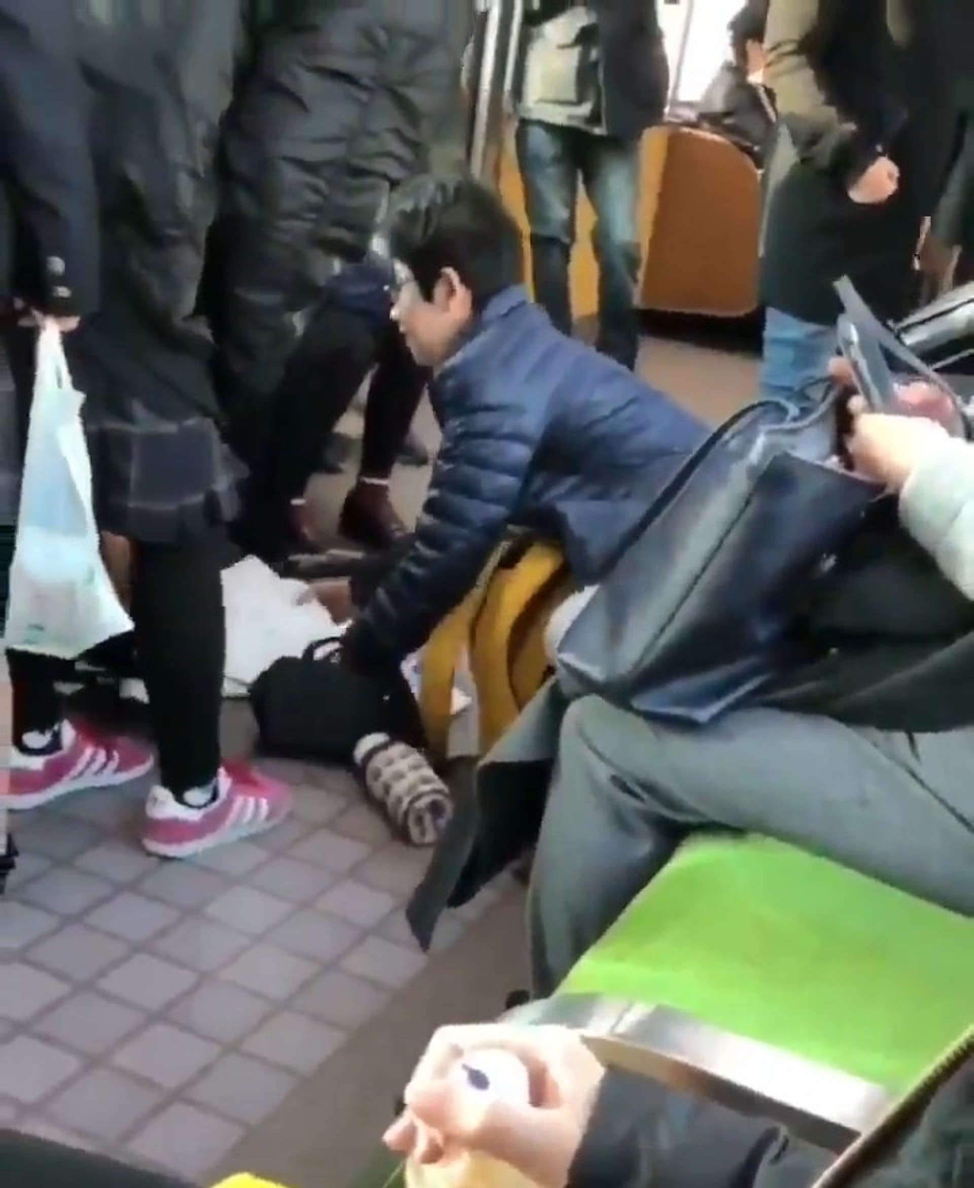 痴漢版柯南 日本少年用盡方法向女高中生 揩油 過程被拍下 痴漢版柯南 日本少年用盡方法向女高中生 揩油 過程被拍下