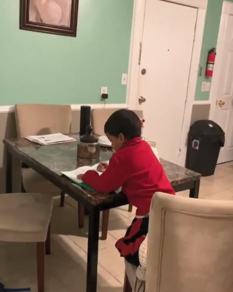 ä¸åå¹´ç´6æ­²çç·ç«¥ï¼çå ä¸æåæ¸å­¸åèª²ï¼ç«æç®å¼µè½åèªé³å©çAlexaè©¢åé¡ç®ç­æ¡ï¼æ¿å°åª½åª½å­ç¬ä¸å¾ãï¼yerelync_igç­çæªåï¼