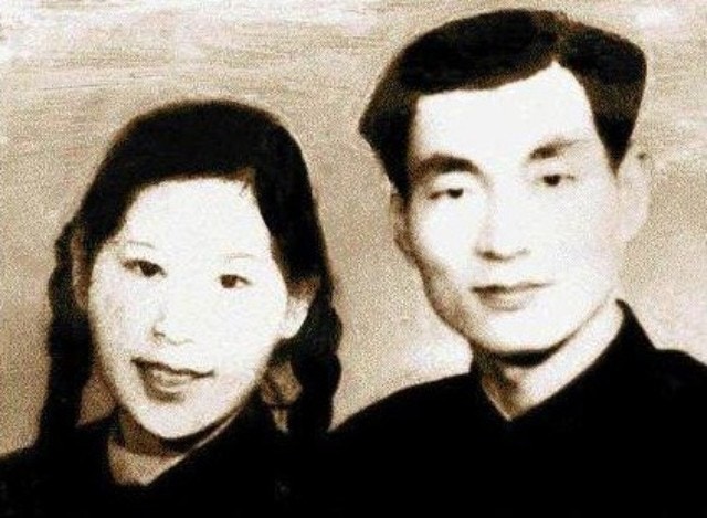 年輕朱鎔基和妻子勞安。（網上圖片）