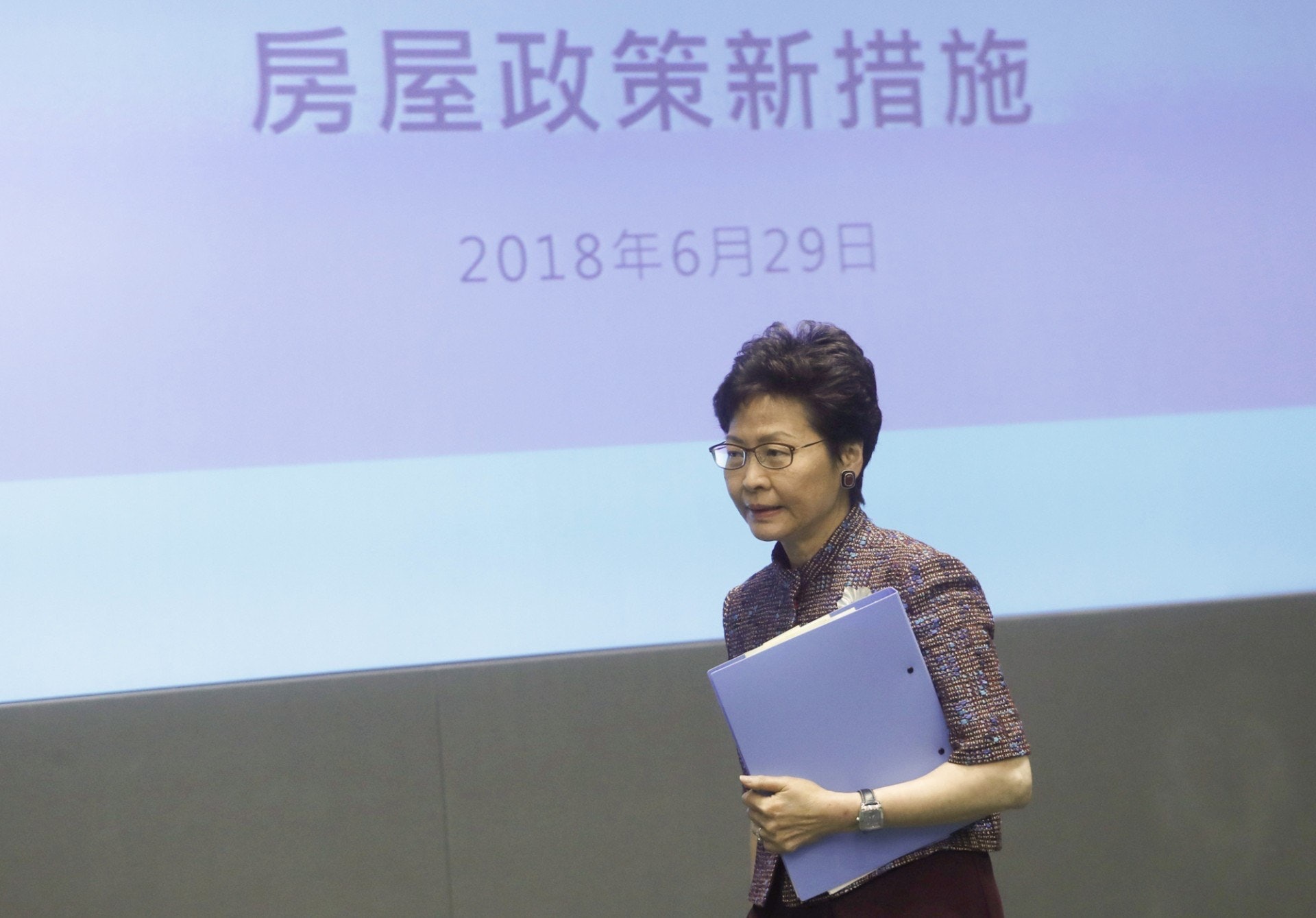 2018年即將結束,《香港01》帶你回顧今年發生的種種事件,首集先看今年有什麼重要政策。今年由土地房屋,到最貼身的勞工權益、日常消費範疇,政策都有較多的新猶,公眾有彈亦有讚。以下會嚴選今年10項影響民生最廣的政策,政策是否有效、是好壞就交由市民判斷。(資料圖片) 2018年即將結束,《香港01》帶你回顧今年發生的種種事件,首集先看今年有什麼重要政策。今年由土地房屋,到最貼身的勞工權益、日常消費範疇,政策都有較多的新猶,公眾有彈亦有讚。以下會嚴選今年10項影響民生最廣的政策,政策是否有效、是好壞就交由市民判斷。(資料圖片)