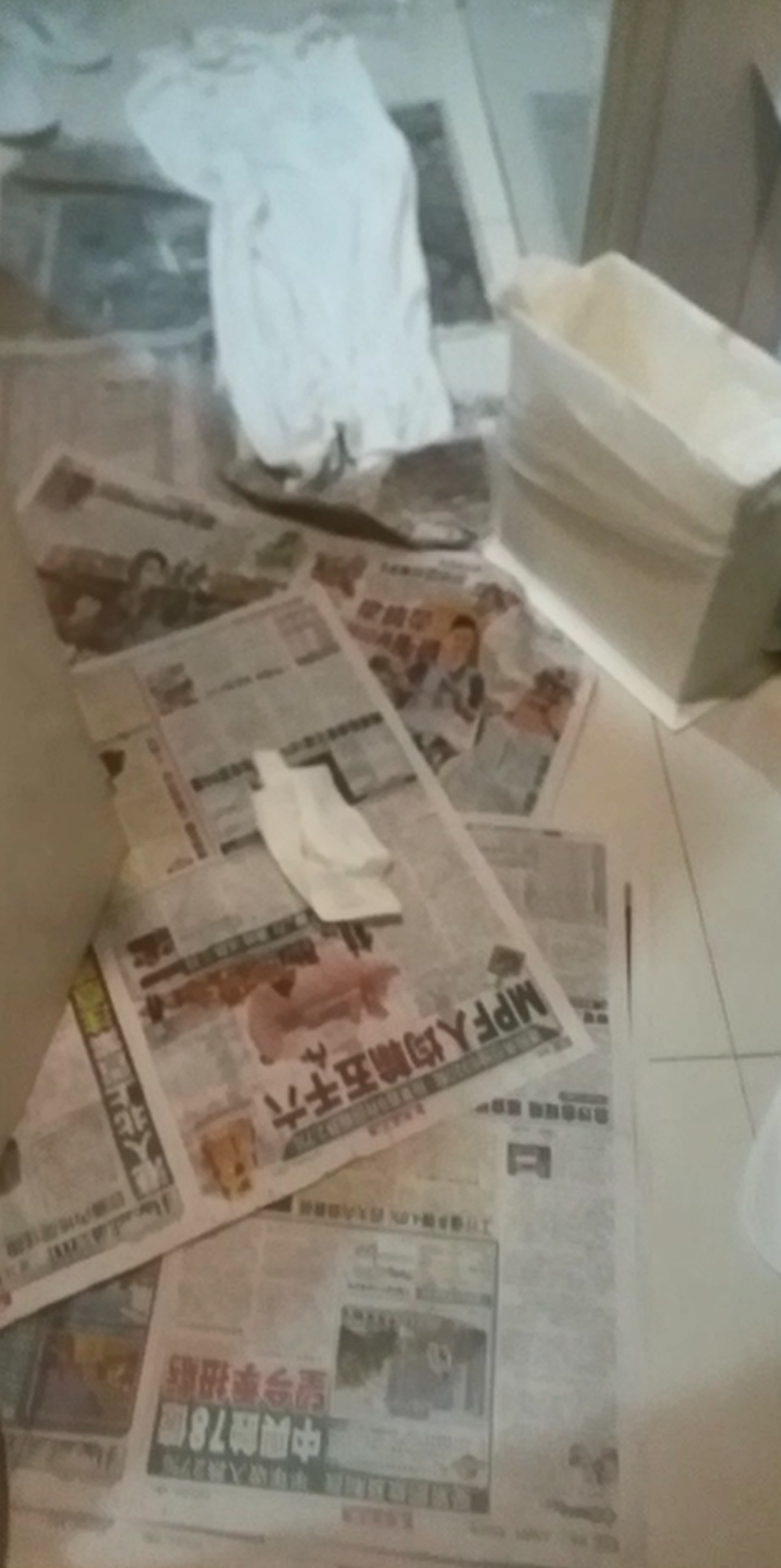 Selena憶述當天發現房間地下滿是報紙,一片狼藉的畫面,實在觸目驚心。﹙被訪者提供照片﹚ Selena憶述當天發現房間地下滿是報紙,一片狼藉的畫面,實在觸目驚心。﹙被訪者提供照片﹚