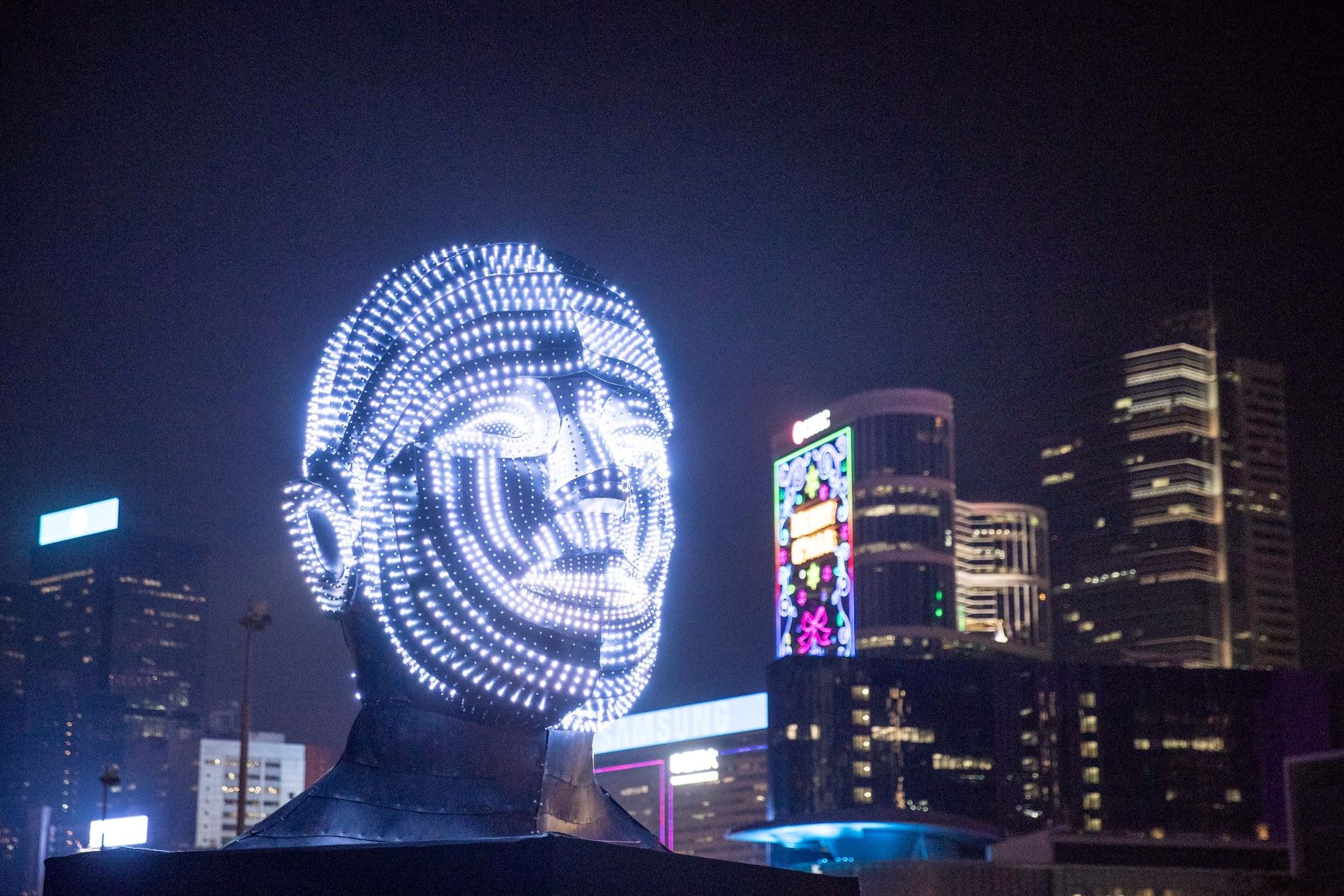 展品：Talking Head。兩個頭像各有4,000顆LED燈，燈光會隨環境聲音變化，呈現不同顏色及表情。（旅發局圖片）
