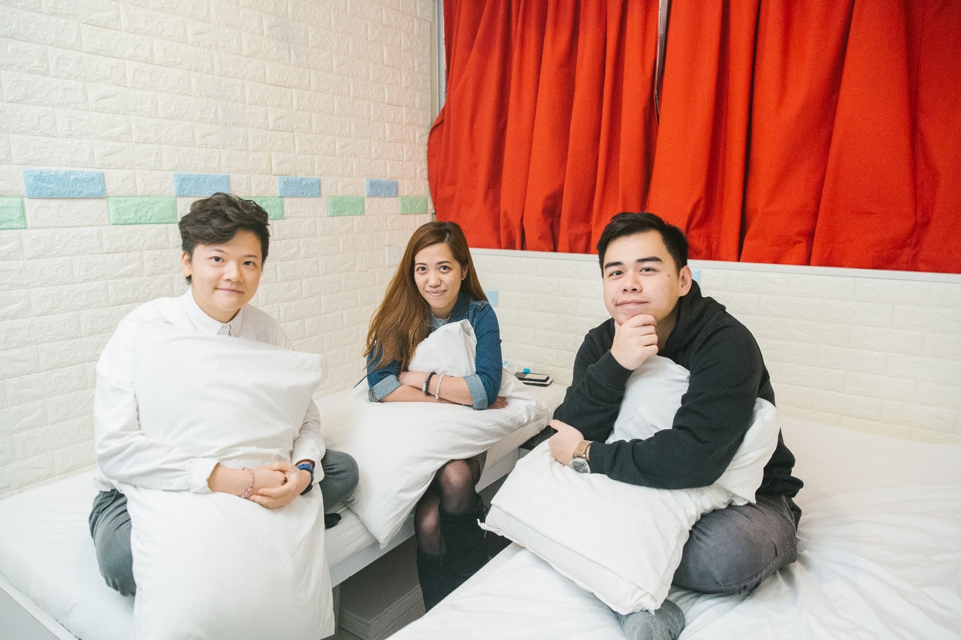 ﹙左起﹚Selena、Karen、Jenson同是SHMS瑞士酒店管理大學的畢業生,去年開設了時鐘酒店Mansion G Hotel。﹙歐嘉樂攝﹚ ﹙左起﹚Selena、Karen、Jenson同是SHMS瑞士酒店管理大學的畢業生,去年開設了時鐘酒店Mansion G Hotel。﹙歐嘉樂攝﹚