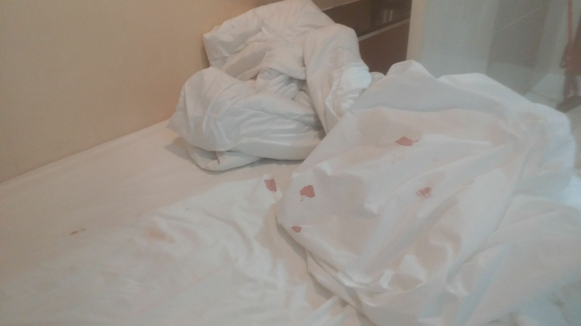 Jenson指很怕客人留下的月經血漬,因為真的很難清理。﹙被訪者提供照片﹚ Jenson指很怕客人留下的月經血漬,因為真的很難清理。﹙被訪者提供照片﹚