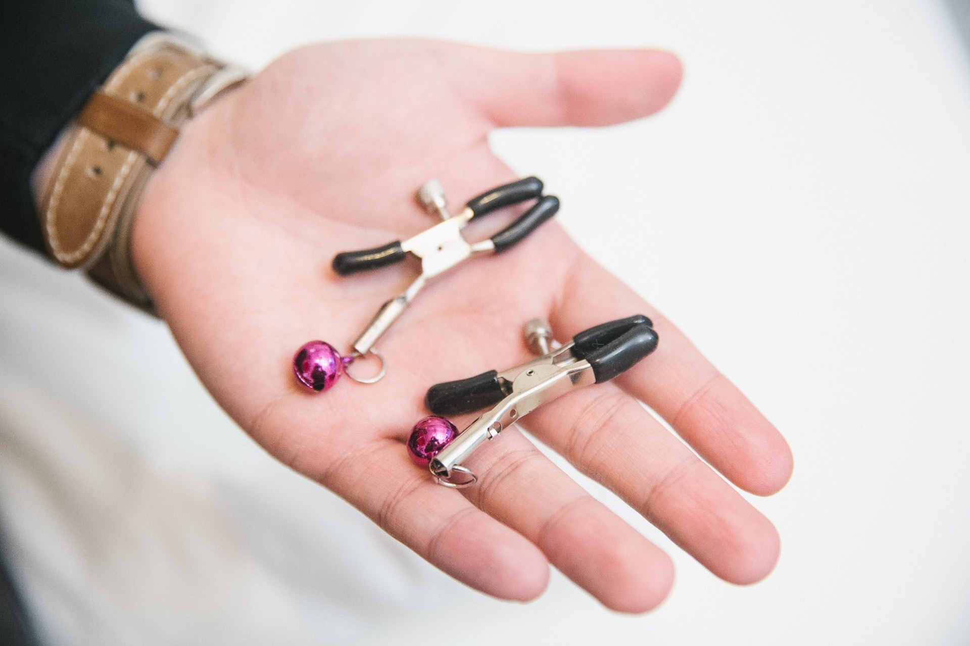 客人常常都會遺留小物品,他們拾到過一些乳頭夾及SM膠紙。﹙歐嘉樂攝﹚ 客人常常都會遺留小物品,他們拾到過一些乳頭夾及SM膠紙。﹙歐嘉樂攝﹚