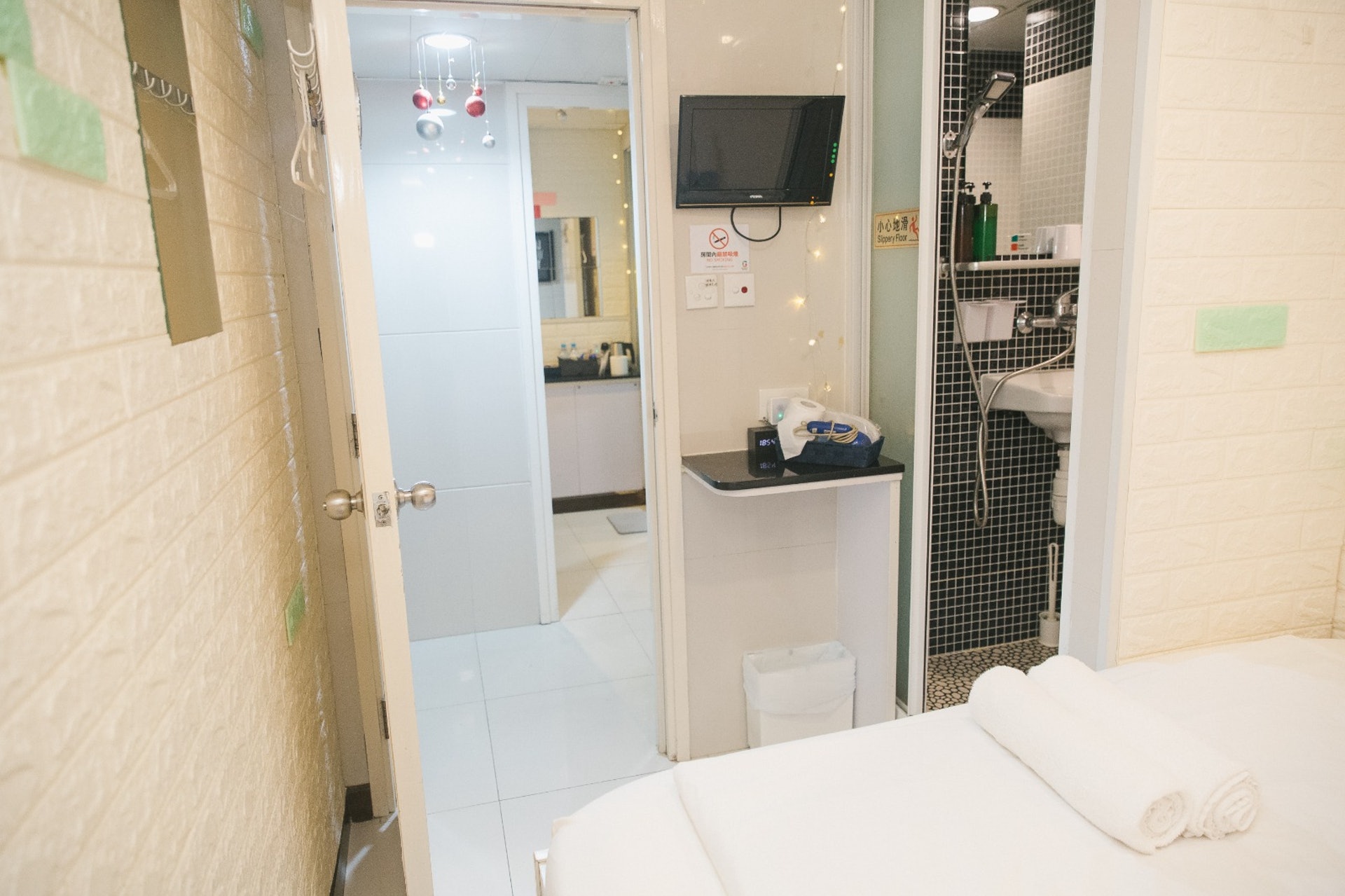 房間中設有電視,Jenson指希望未來可以為客人提供AV片種觀賞。﹙歐嘉樂攝﹚ 房間中設有電視,Jenson指希望未來可以為客人提供AV片種觀賞。﹙歐嘉樂攝﹚