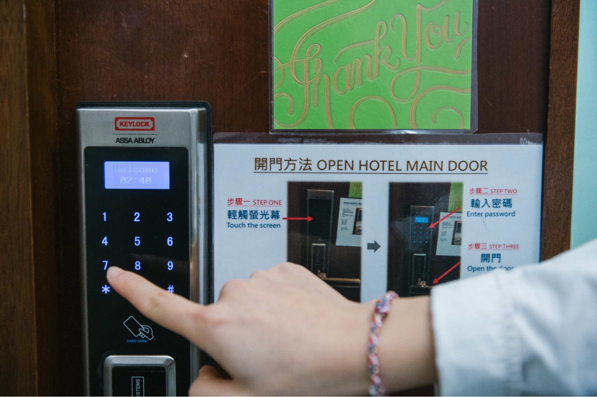 客人在WhatsApp訂房後,便會得到酒店的密碼及房號,自行開啟大門便可。﹙歐嘉樂攝﹚ 客人在WhatsApp訂房後,便會得到酒店的密碼及房號,自行開啟大門便可。﹙歐嘉樂攝﹚