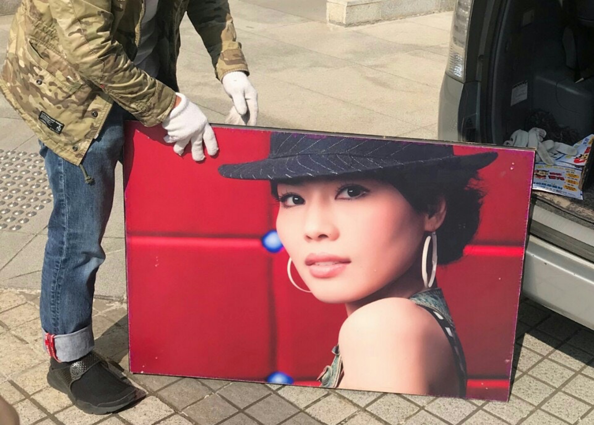 死者秦嘉儀原於家中掛有數張大照片,惟陳文深於案發後曾清空單位,警方輾轉追查到裝修公司才能找回相關證物。(資料圖片) 死者秦嘉儀原於家中掛有數張大照片,惟陳文深於案發後曾清空單位,警方輾轉追查到裝修公司才能找回相關證物。(資料圖片)