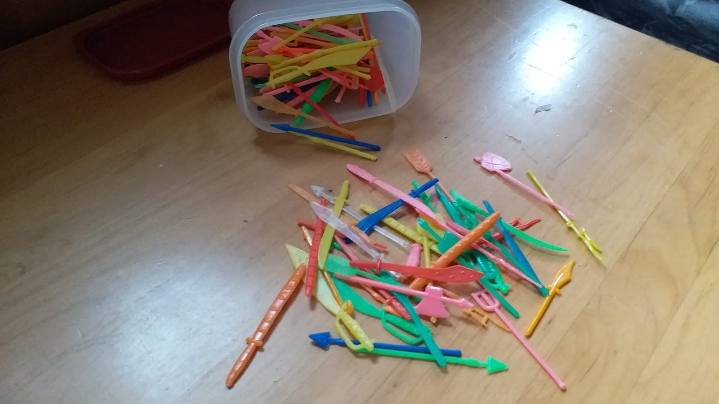 柴灣街坊問懷舊玩具 膠劍仔 玩法挑竹籤 金絲貓你又聽過未 香港01 熱爆話題