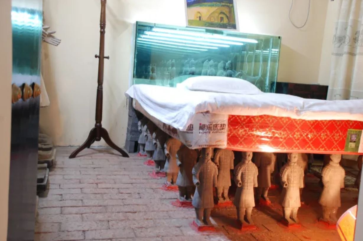 é€£åºŠä¸‹åº•éƒ½æ•´é½Šåœ°æŽ’åˆ—å…µé¦¬ä¿‘ã€‚ï¼ˆç¶²ä¸Šåœ–ç‰‡ï¼‰