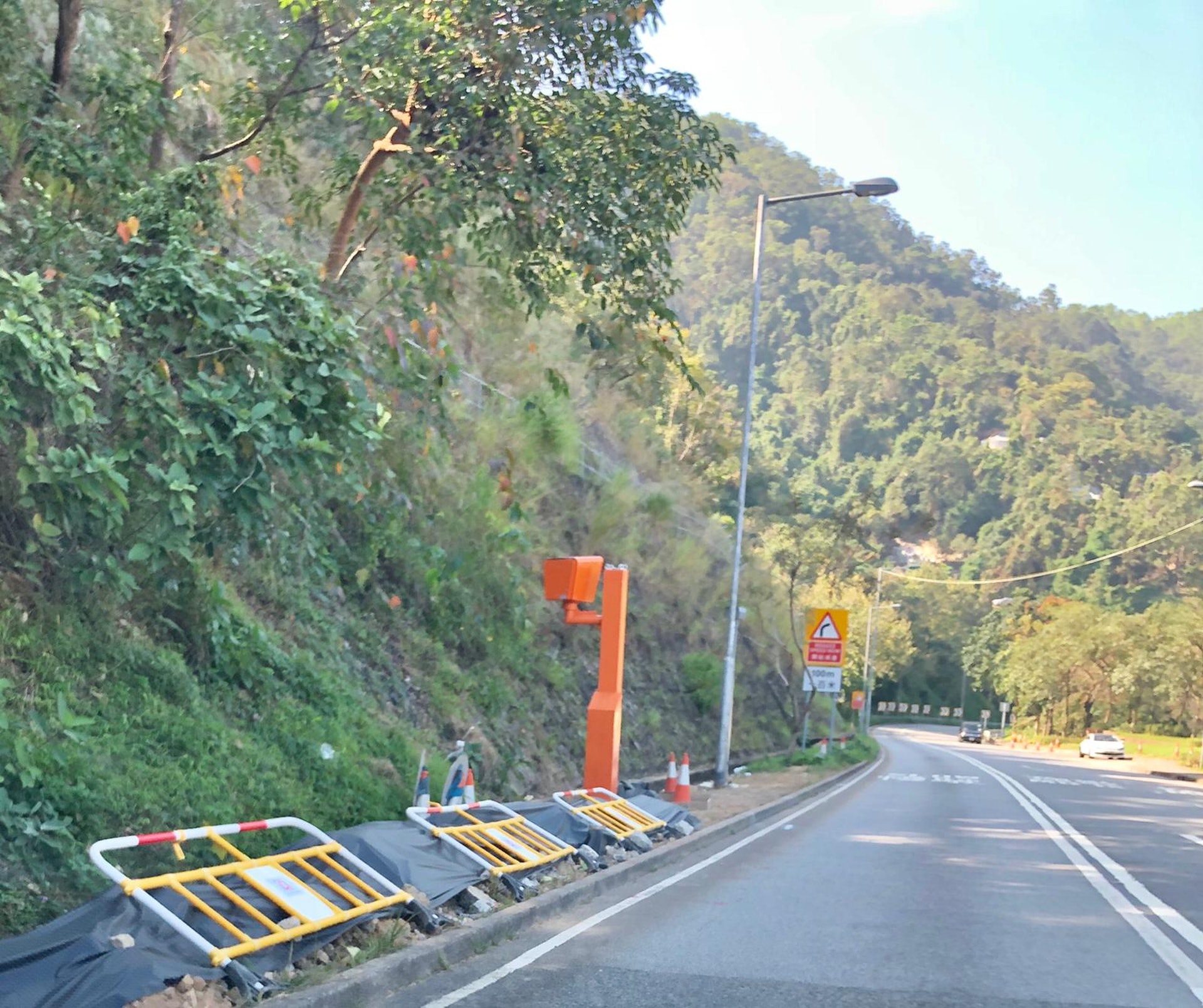 運輸署於事發路段附近安裝了「快相機」。(陳笑權提供相片) 運輸署於事發路段附近安裝了「快相機」。(陳笑權提供相片)