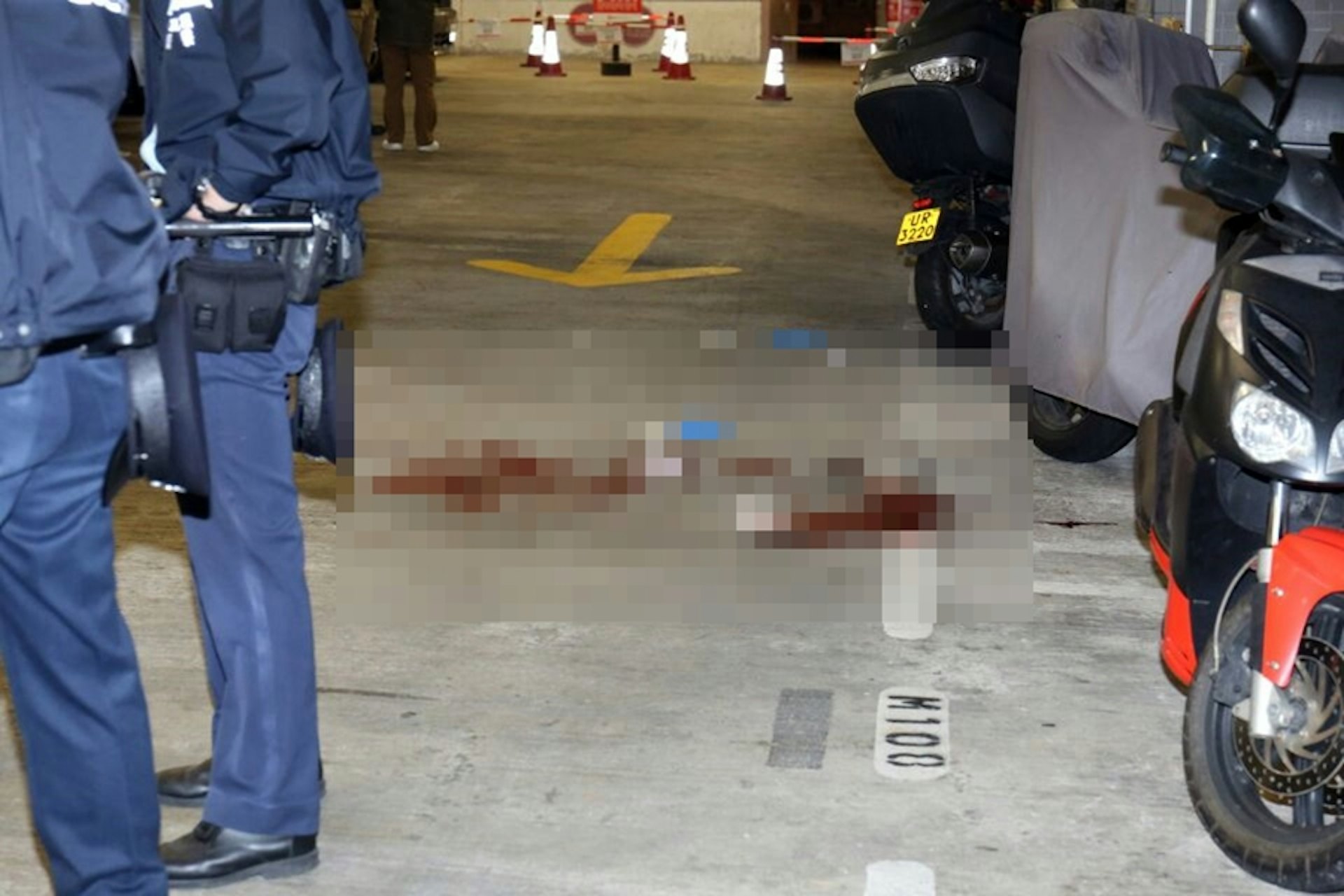 現場遺下大片血漬。(賴南秋攝) 現場遺下大片血漬。(賴南秋攝)