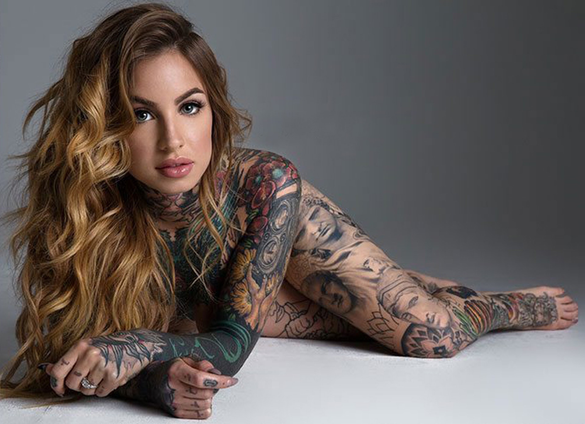 Miss Tattoo Little Linda 全身刺青拼湊出一本圖案百科全書 香港01 第二身 Miss Tattoo Little Linda 全身刺青拼湊出一本圖案百科全書 香港01 第二身