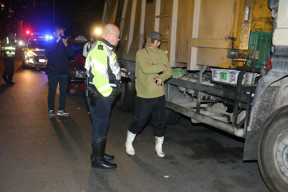 垃圾車司機在場協助調查。（賴南秋攝）