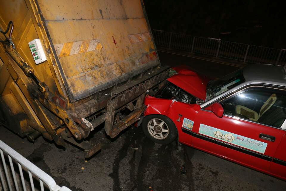 的士車頭嚴重毀爛。（賴南秋攝）