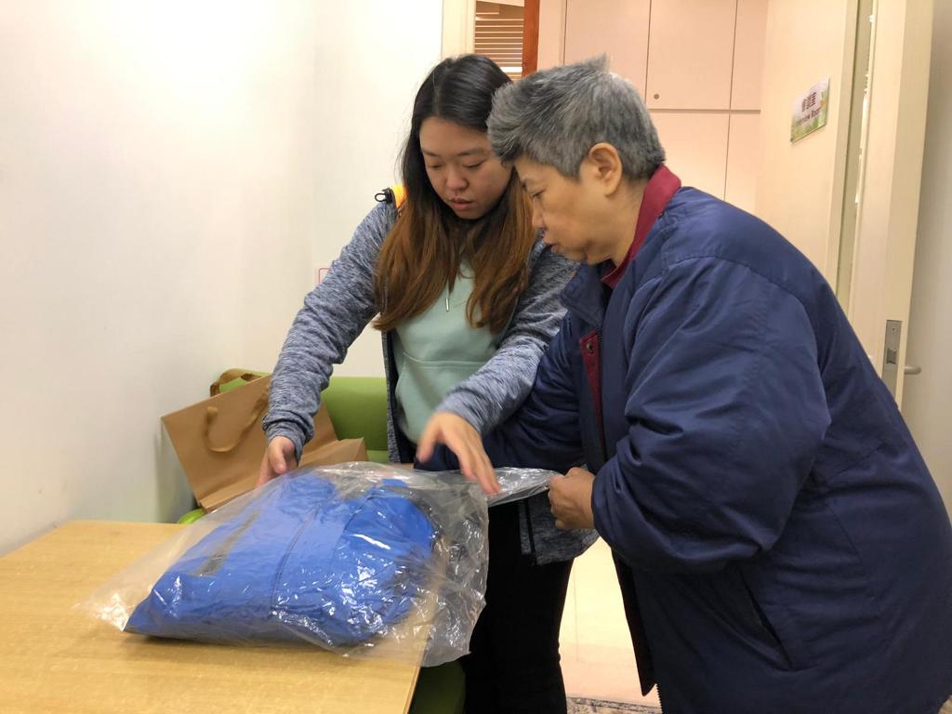 寒流來襲 長者中心備寒衣毛氈有需要 老友記 可免費取 香港01 18區新聞 寒流來襲 長者中心備寒衣毛氈有需要 老友記 可免費取 香港01 18區新聞
