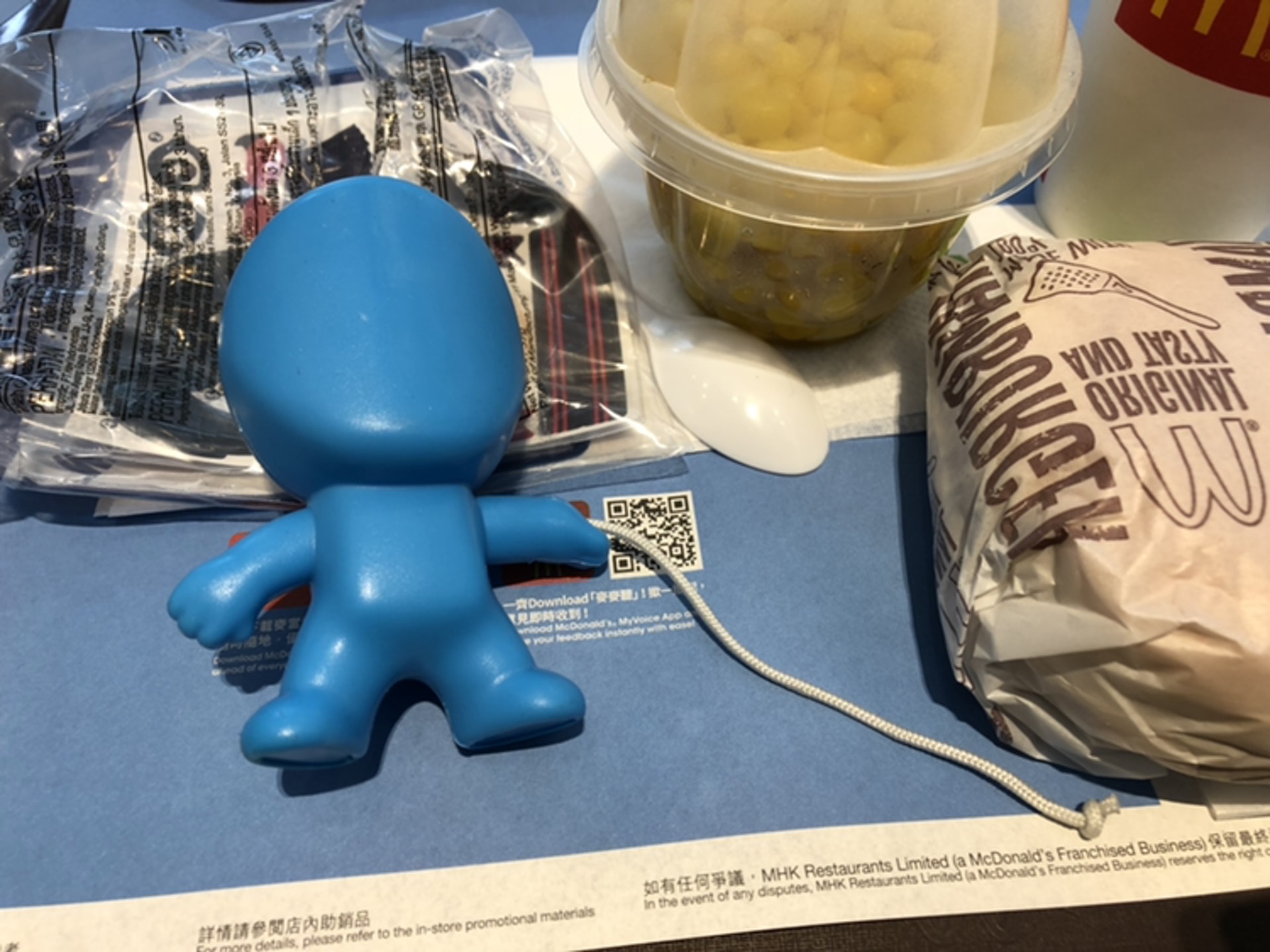 有連登討論區網民昨發文稱開心樂園餐附送的玩具與消防處的吉祥物「任何仁」非常相似。(連登討論區圖片) 有連登討論區網民昨發文稱開心樂園餐附送的玩具與消防處的吉祥物「任何仁」非常相似。(連登討論區圖片)