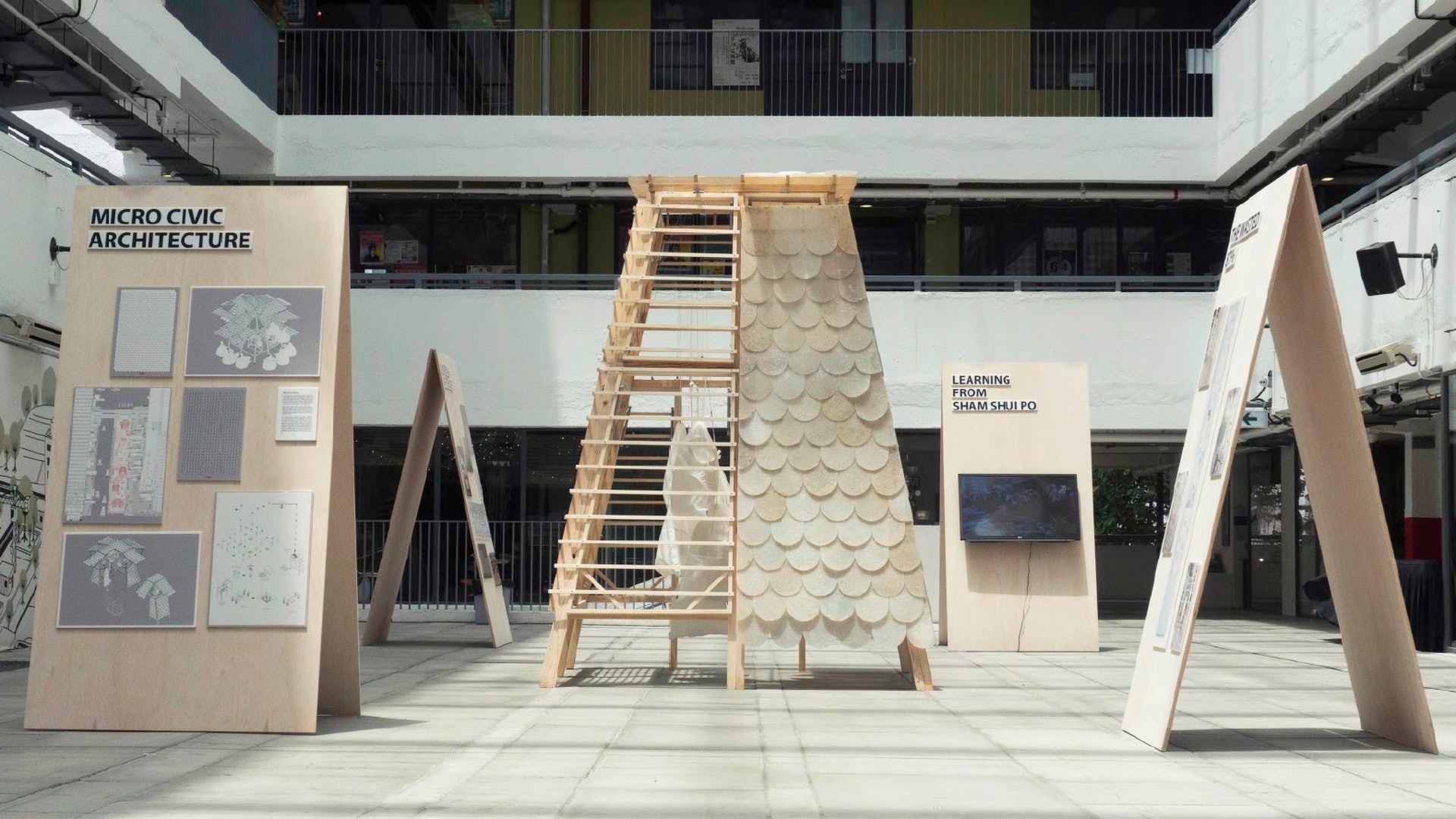 「Micro Civic Architecture」是個塑膠收集點,主要由木材及塑膠組成。(孔令豪提供) 「Micro Civic Architecture」是個塑膠收集點,主要由木材及塑膠組成。(孔令豪提供)
