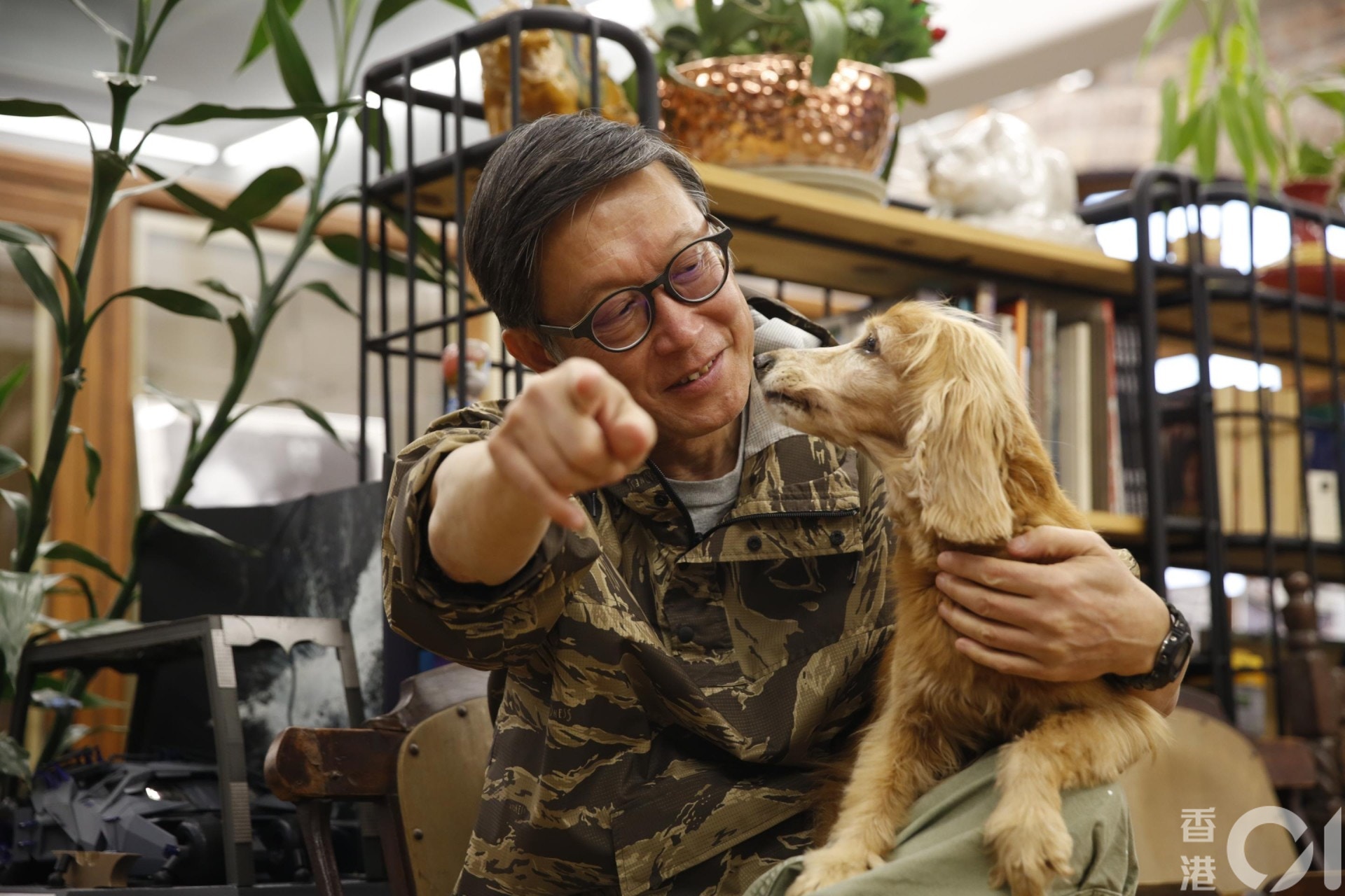 劉偉強自言成長以來,每個階段都會有狗陪伴左右。(陳順禎 攝) 劉偉強自言成長以來,每個階段都會有狗陪伴左右。(陳順禎 攝)