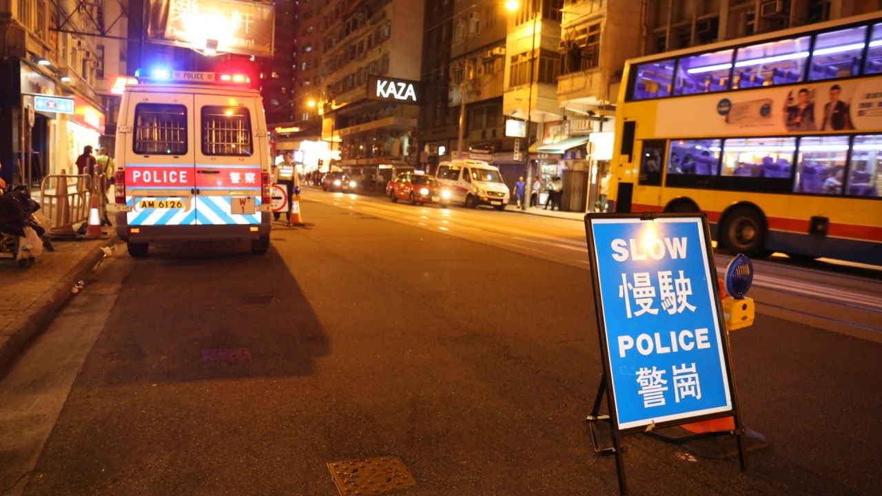 警方除夕夜打擊酒駕及超速各區設置路障出動隱形戰車
