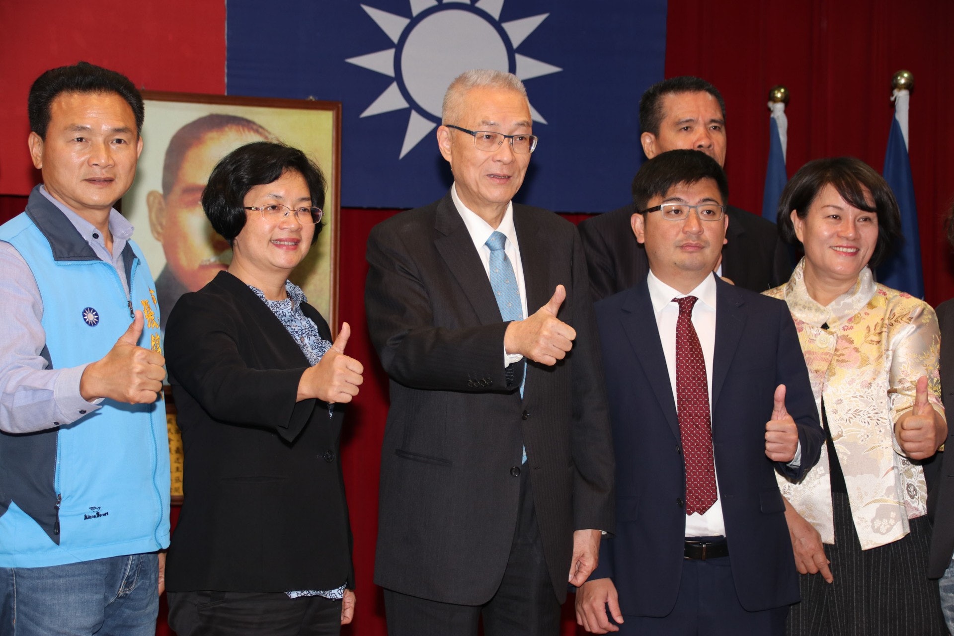 國民黨主席吳敦義(中)稱,會適時表態是否選總統。(中央社) 國民黨主席吳敦義(中)稱,會適時表態是否選總統。(中央社)