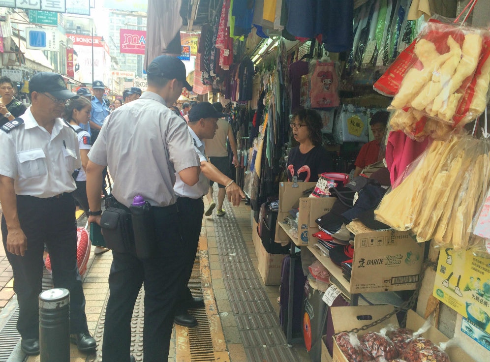 懲治店舖阻街辣招今起實施　老闆娘收告票淌淚：已18年無被罰