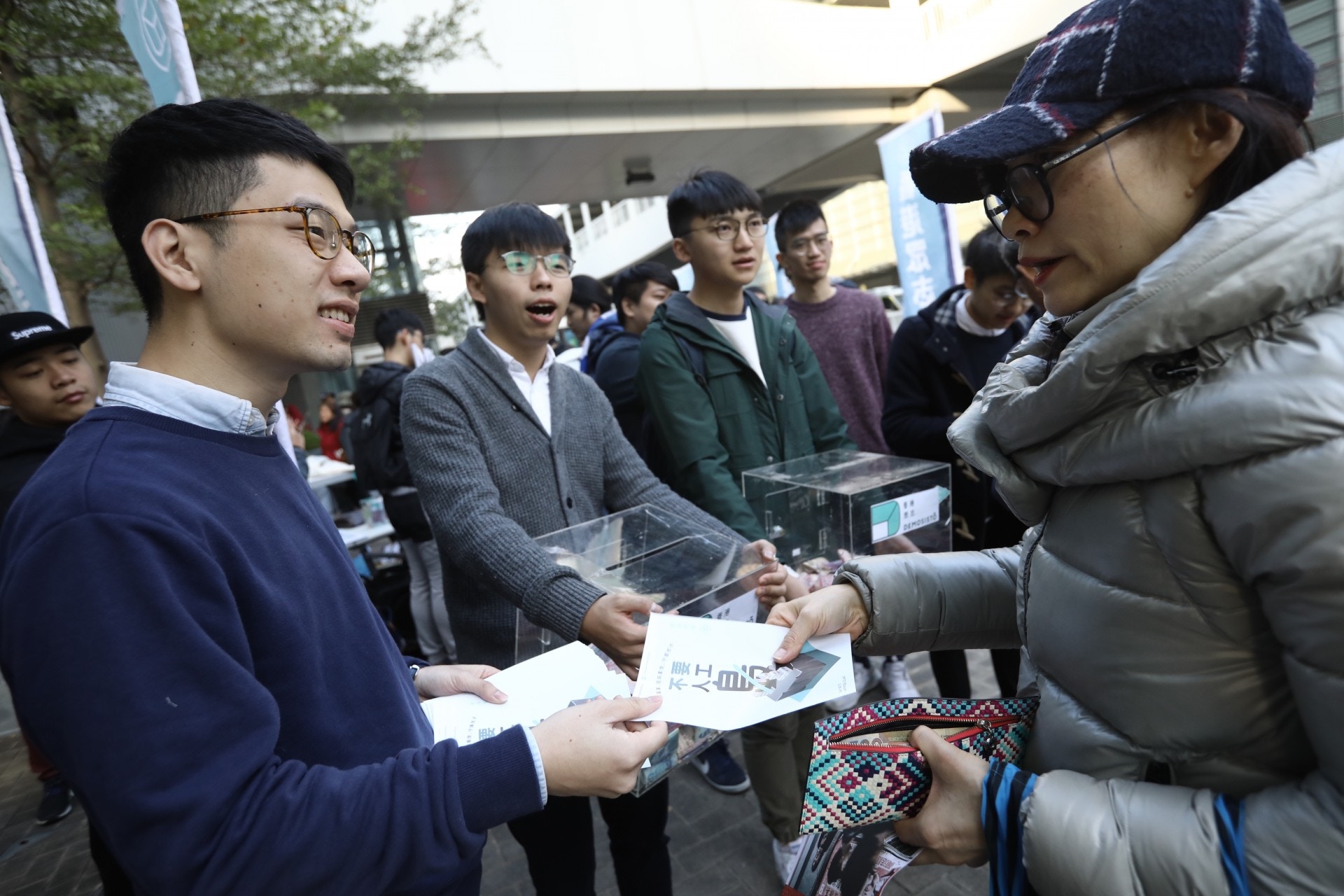 香港眾志首先進入公民廣場，未見警方阻攔。其後，一行持港英龍獅旗及英國米字旗人士亦相繼進入公民廣場。（盧翊銘攝）