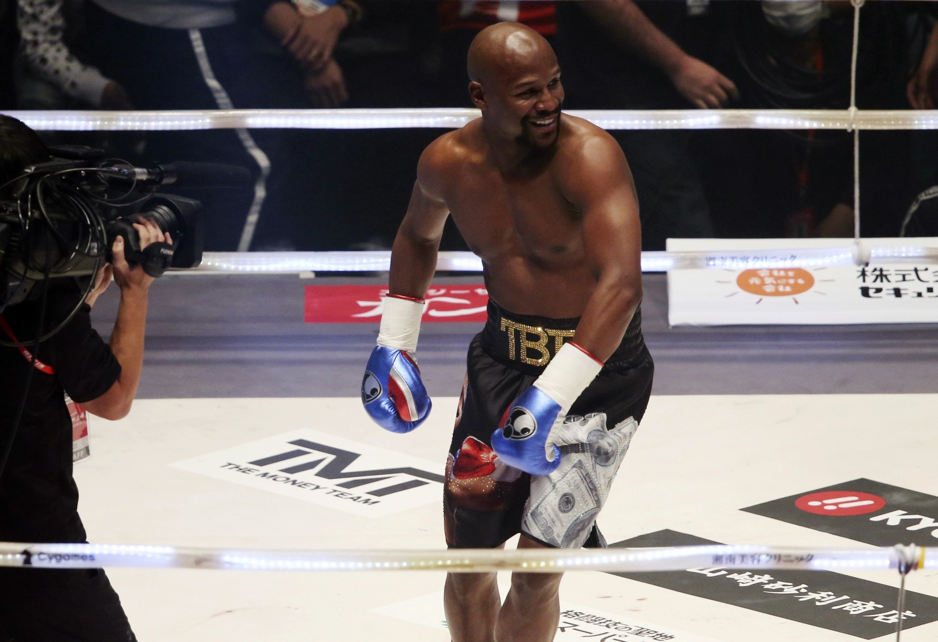 拳擊】Mayweather赴日演話題之戰談笑用兵袋巨額獎金（有片）