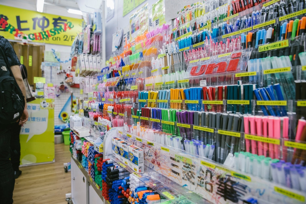 【競爭法】自由市場不自由　小店賣平貨有壓力因三角勢力夾擊？